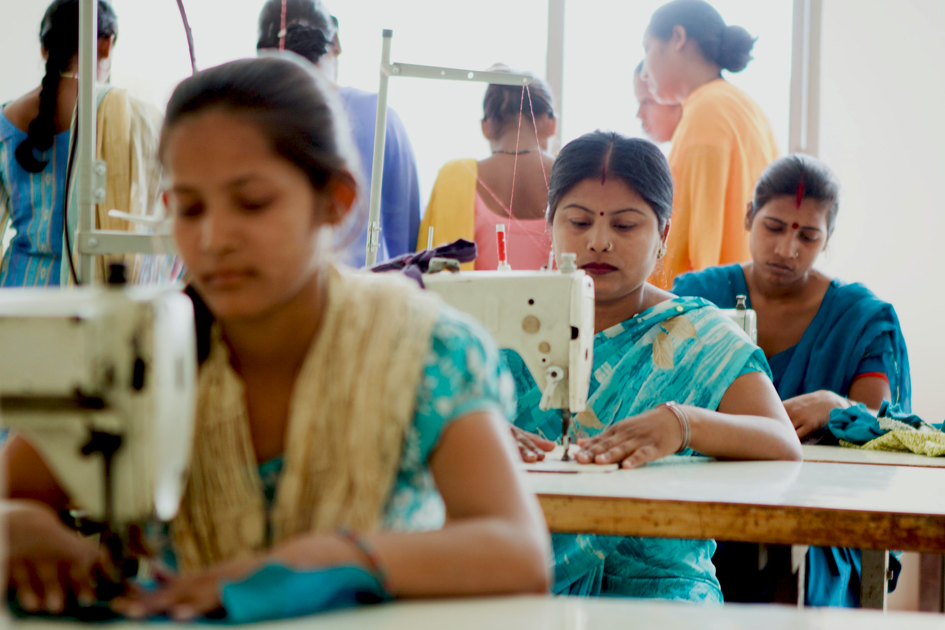 Des femmes d'Asie du sud-est cousent sur des machines