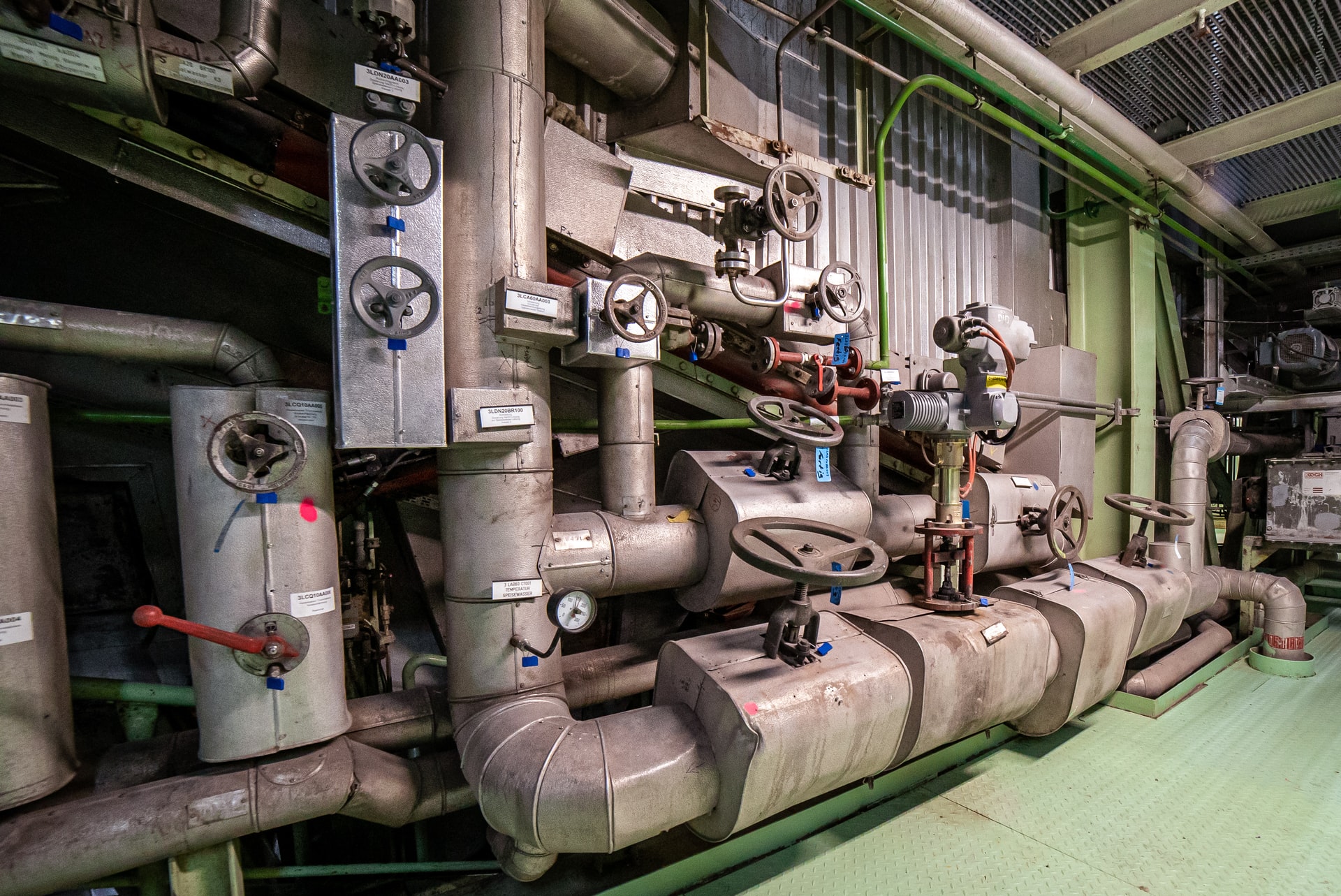 Machine composée de tuyaux à l'intérieur d'une usine
