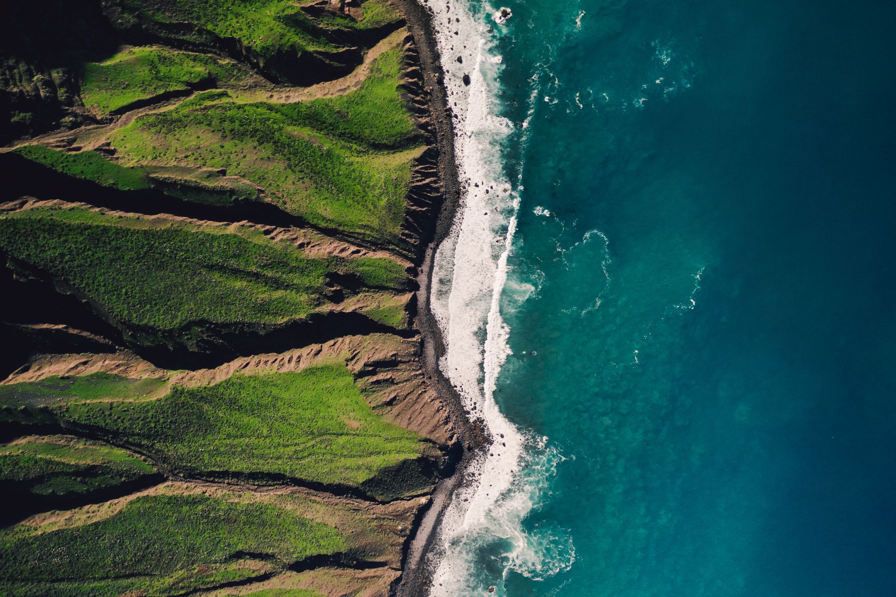 Vue aérienne d'un front de mer valloné