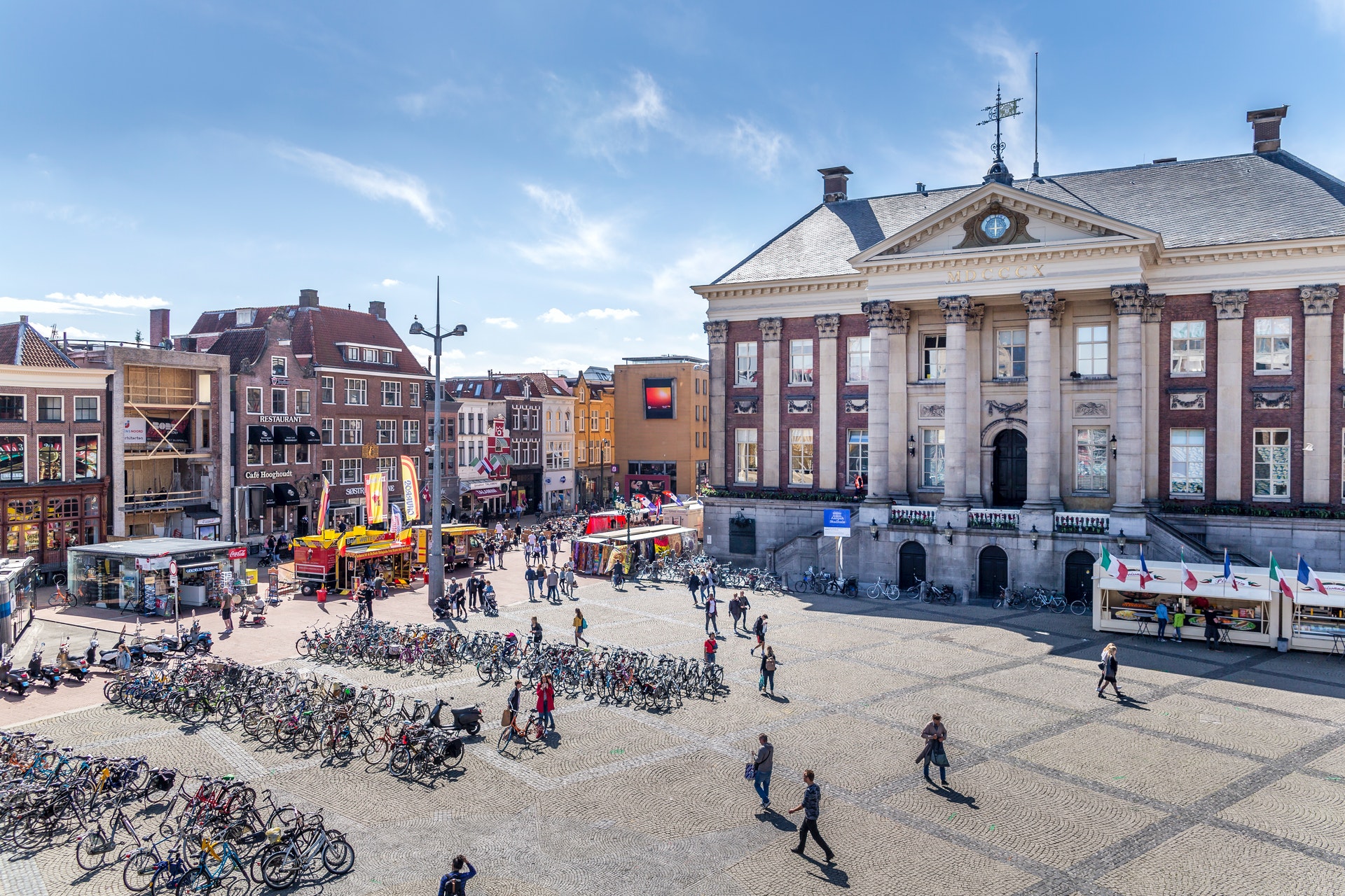 Vue d'une place et d'un bâtiment public