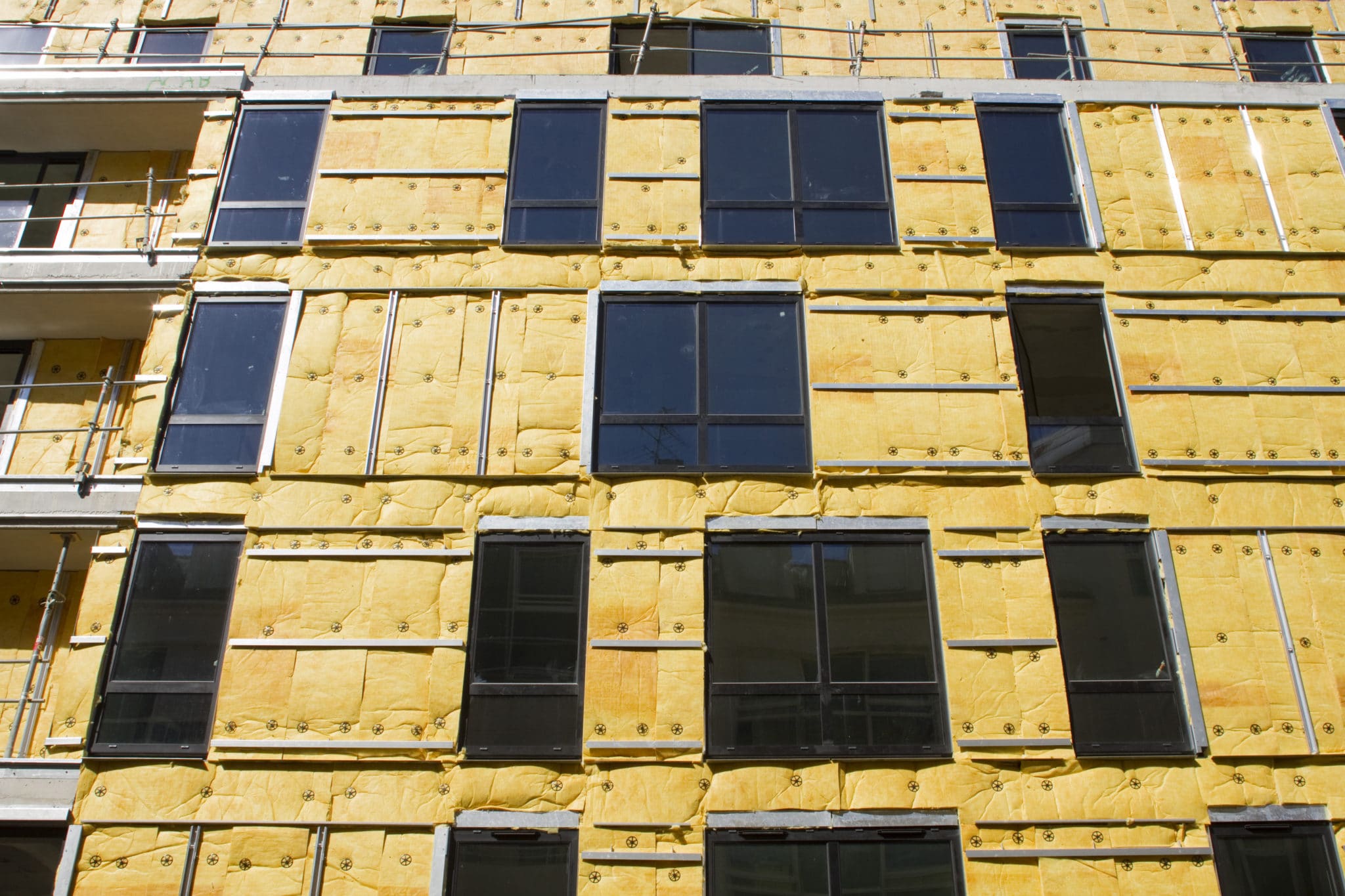 Façade de bâtiment couverte d'isolant jaune