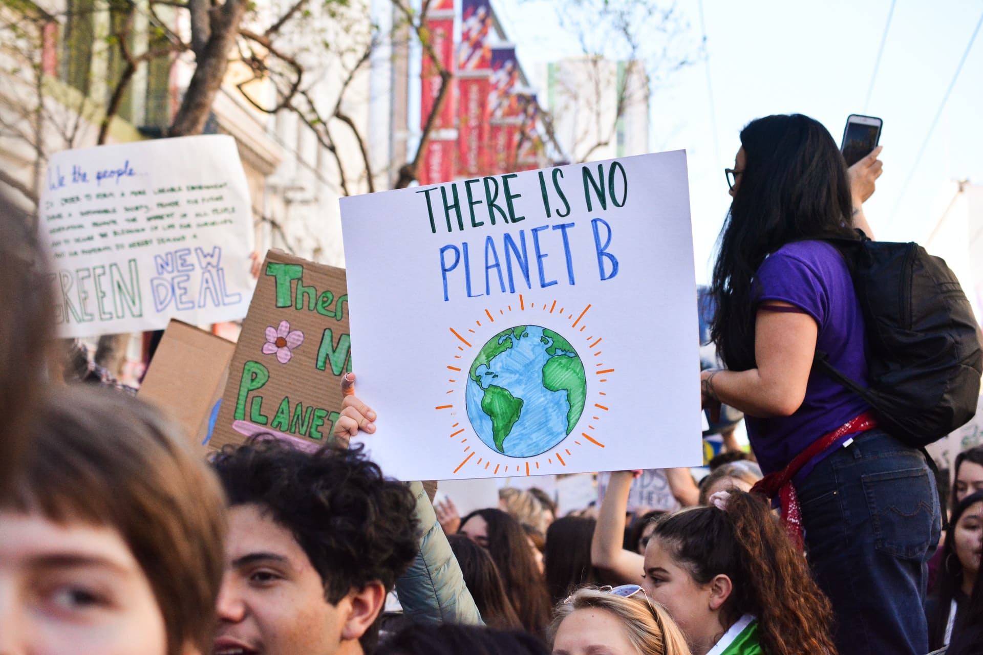 Manifestants écologistes dans la rue brandissant une affiche there is no planet B