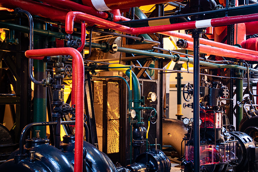 Vue d'une installation industrielle composée de tuyaux rouges