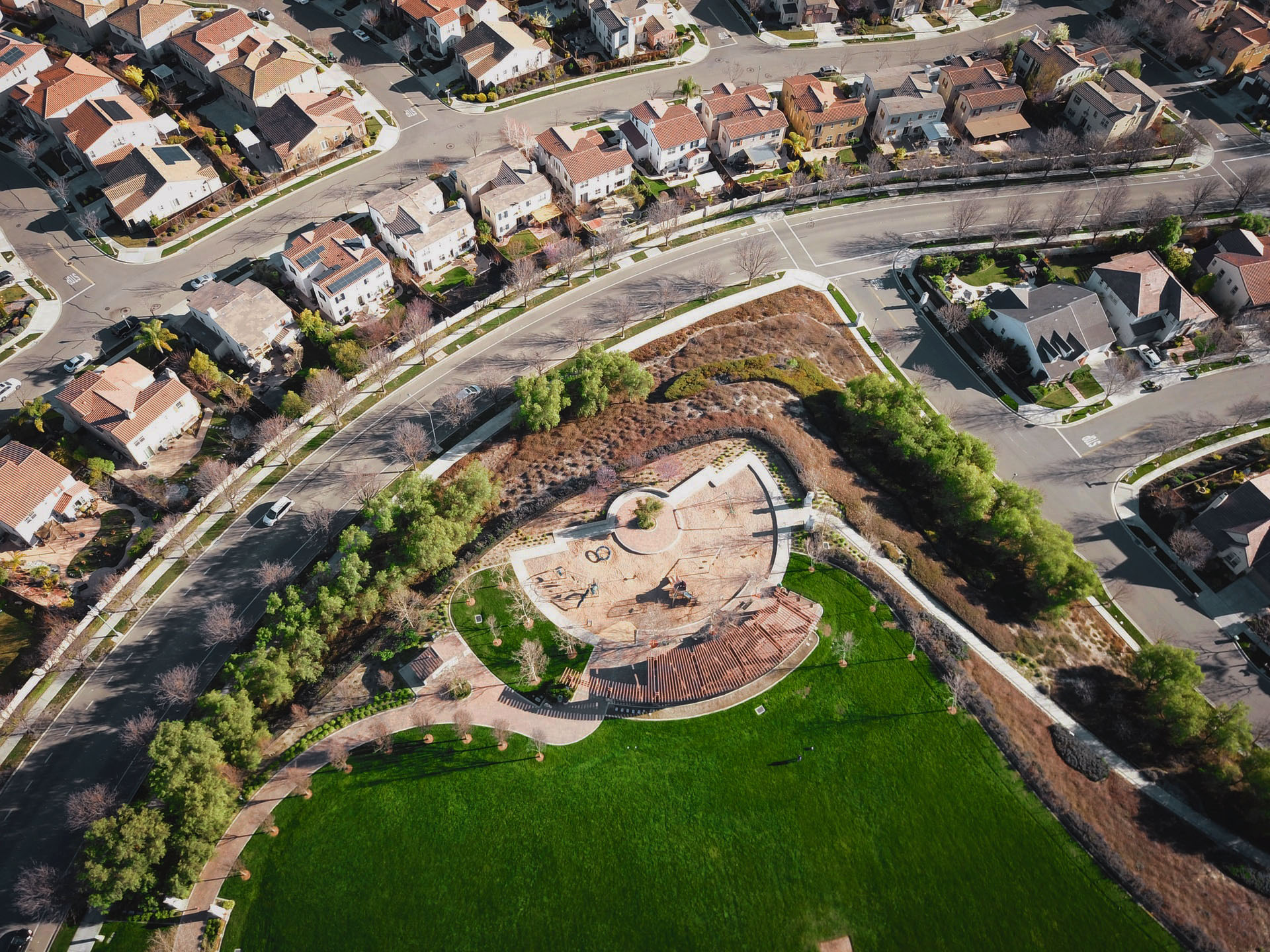 Vue aérienne d'une ville et de ses espaces verts