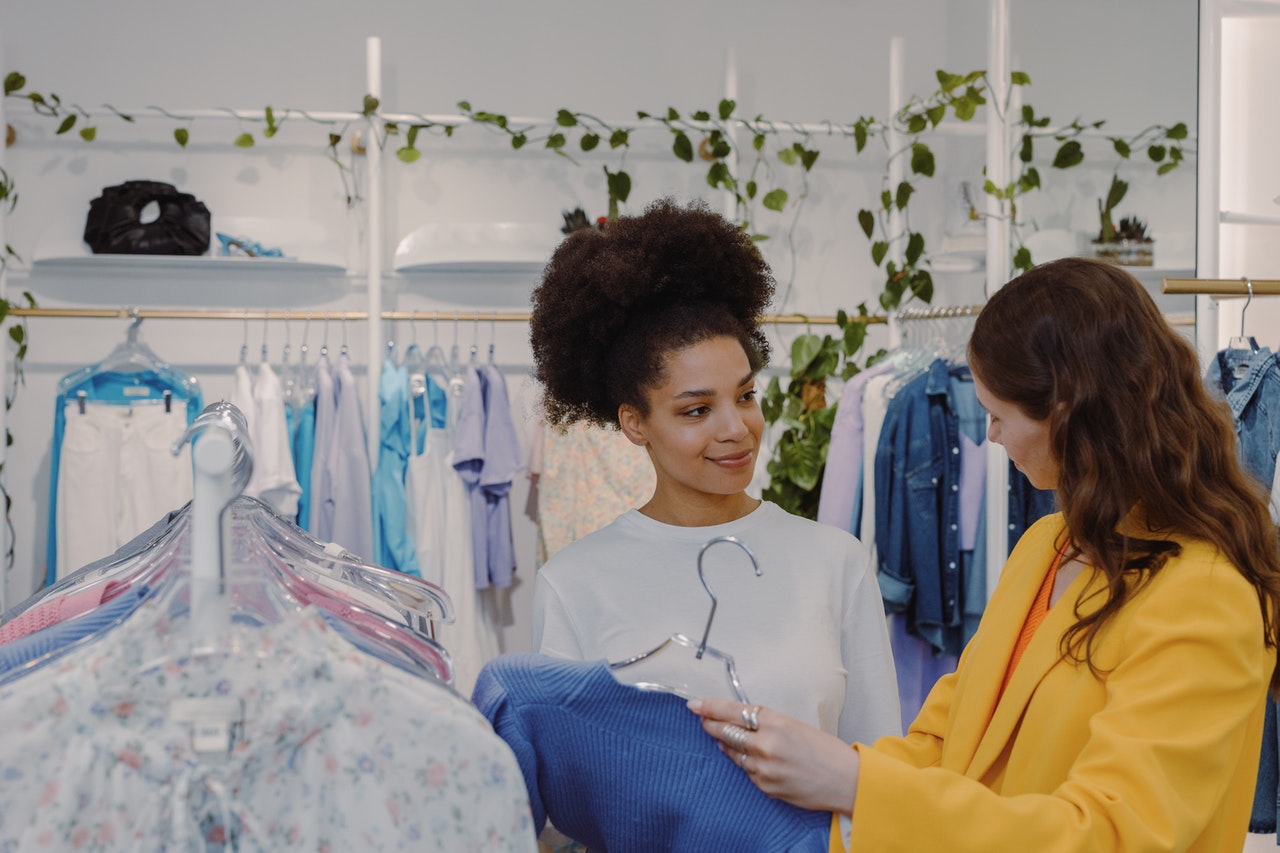 Deux femmes dans une boutique de vêtements se parlent