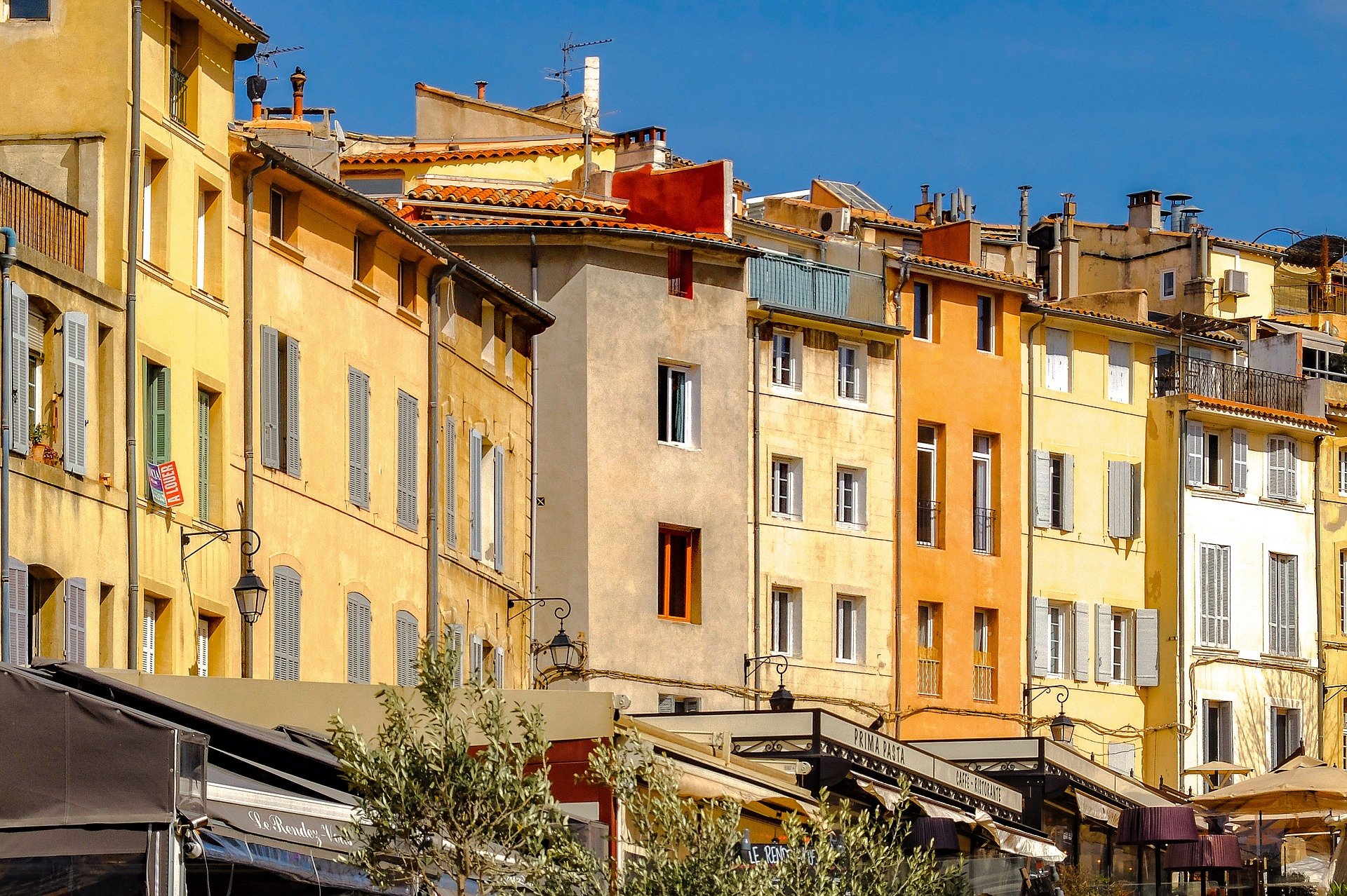 Vue de bâtiments ocre et jaune à Aix-en-Provence