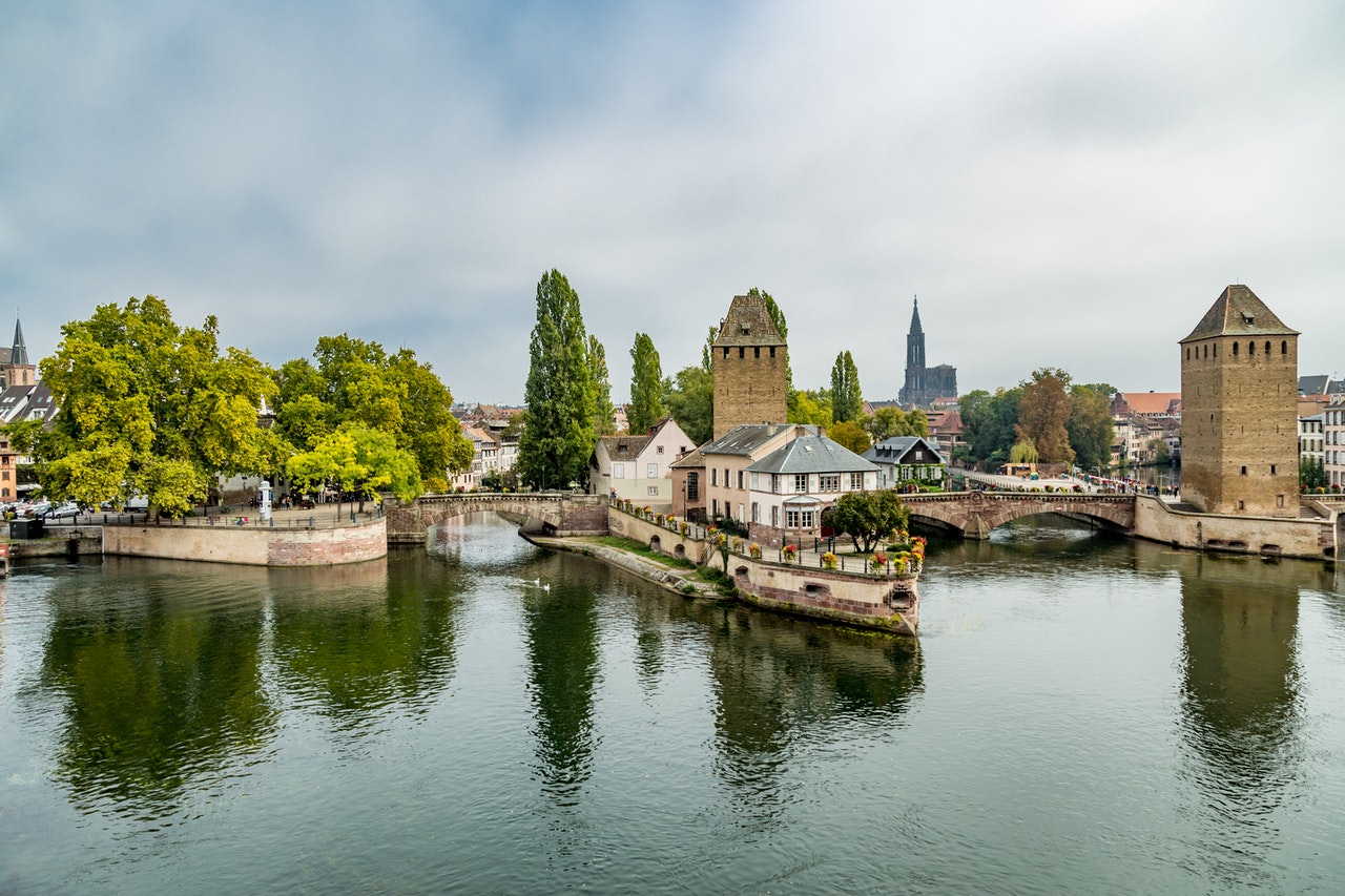 Vue de la rivière Ill et de bâtiments de Strasbourg
