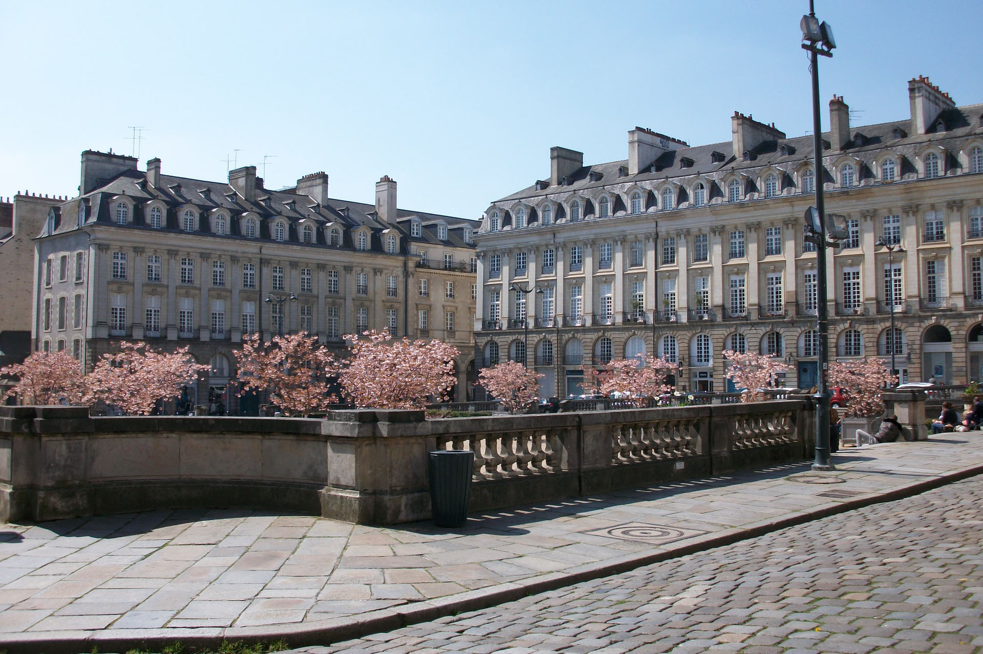 Place pavée de Rennes et un bâtiment en arrière plan
