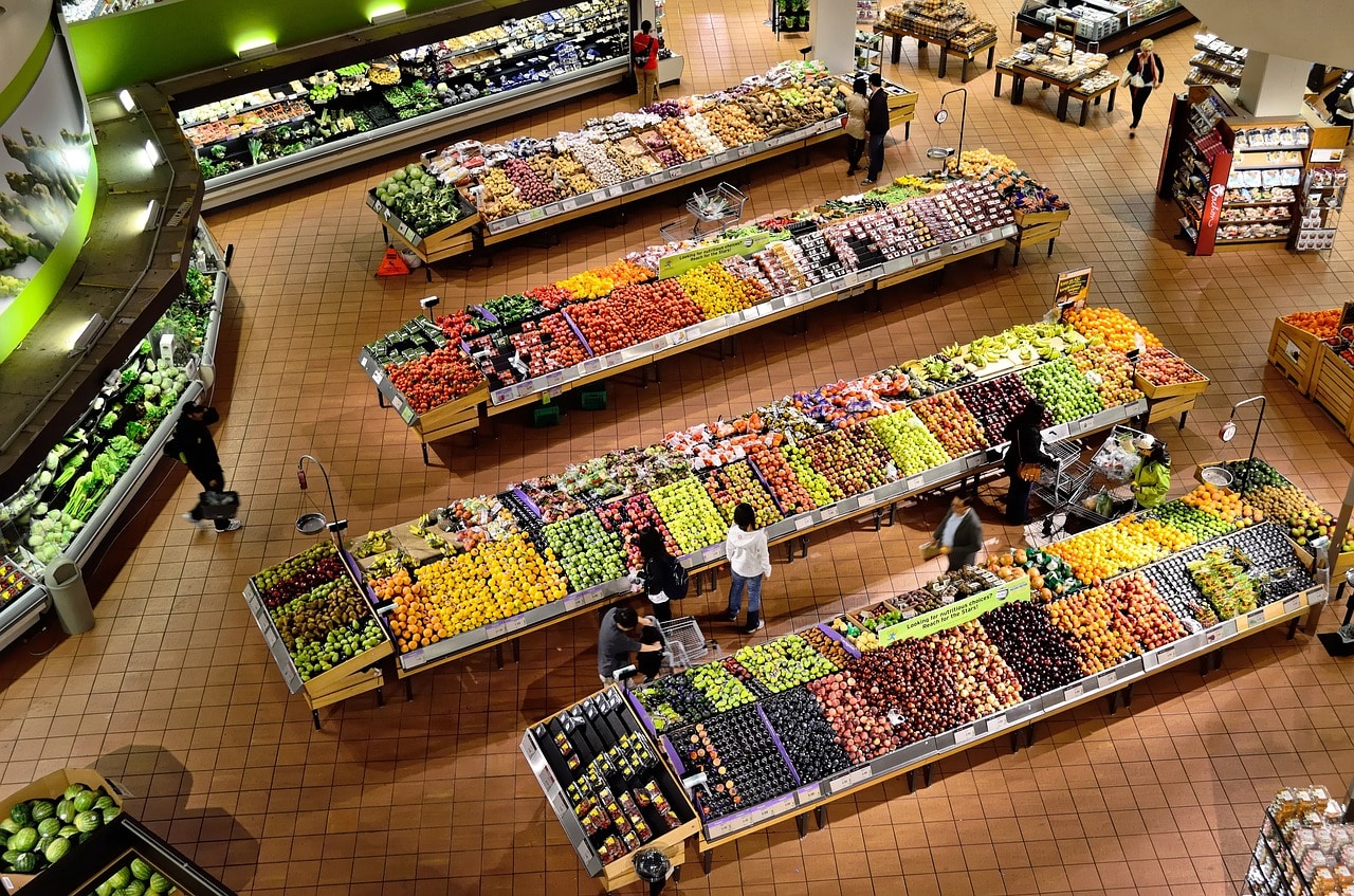 Vista aérea de un pasillo de supermercado