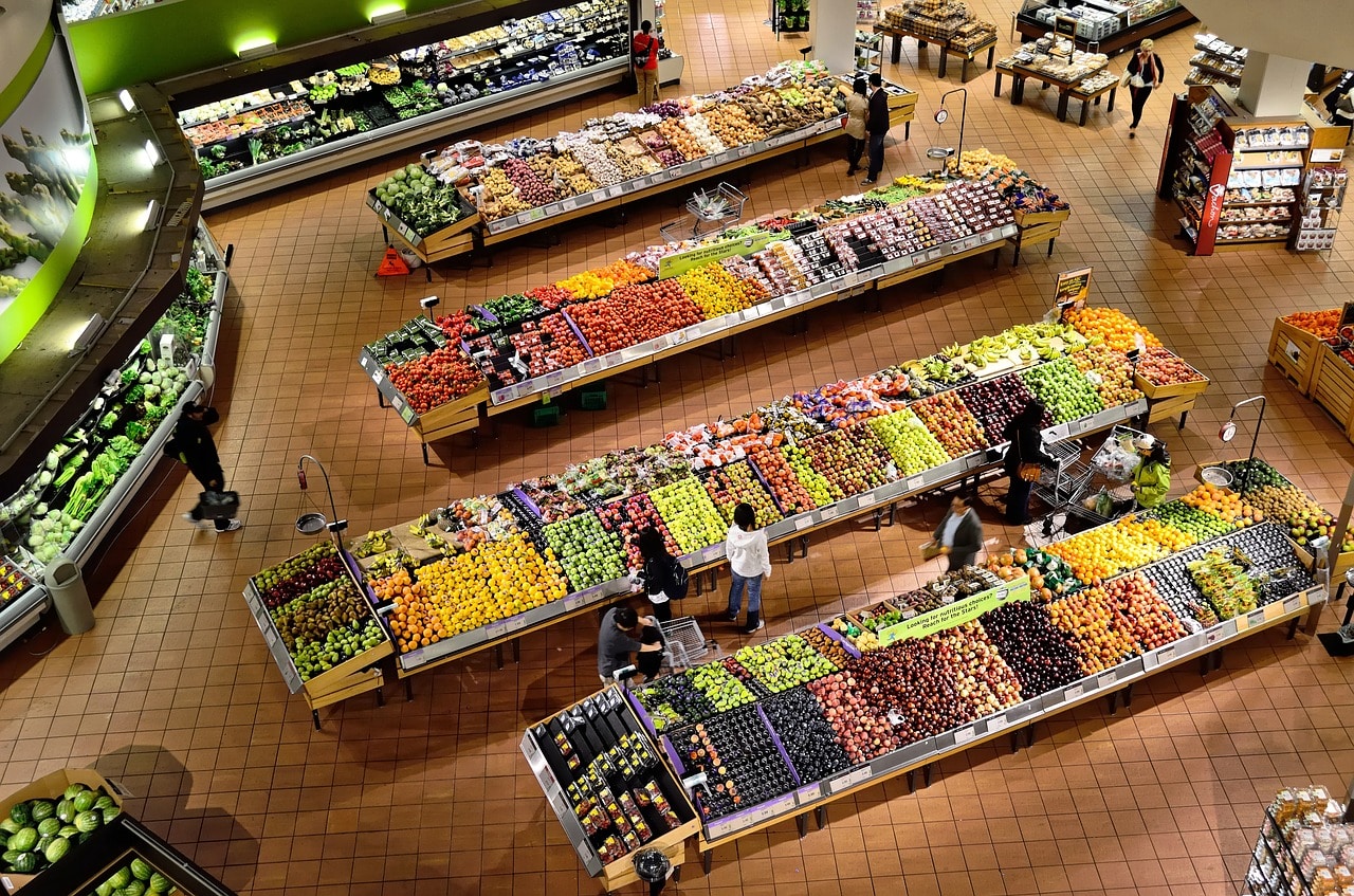 Vue en plongée des allées d'un supermarché