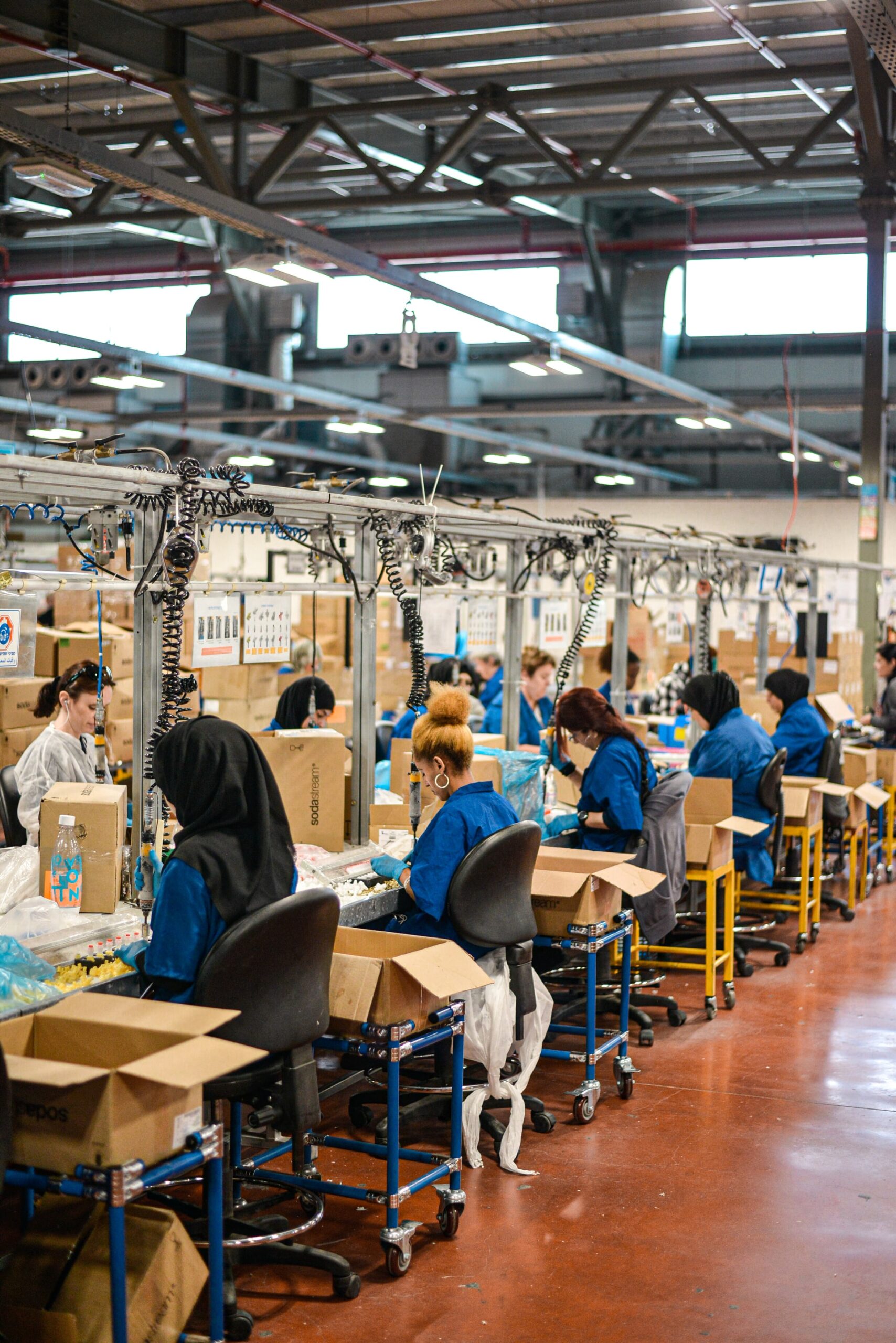 Femmes assises sur une chaîne de production