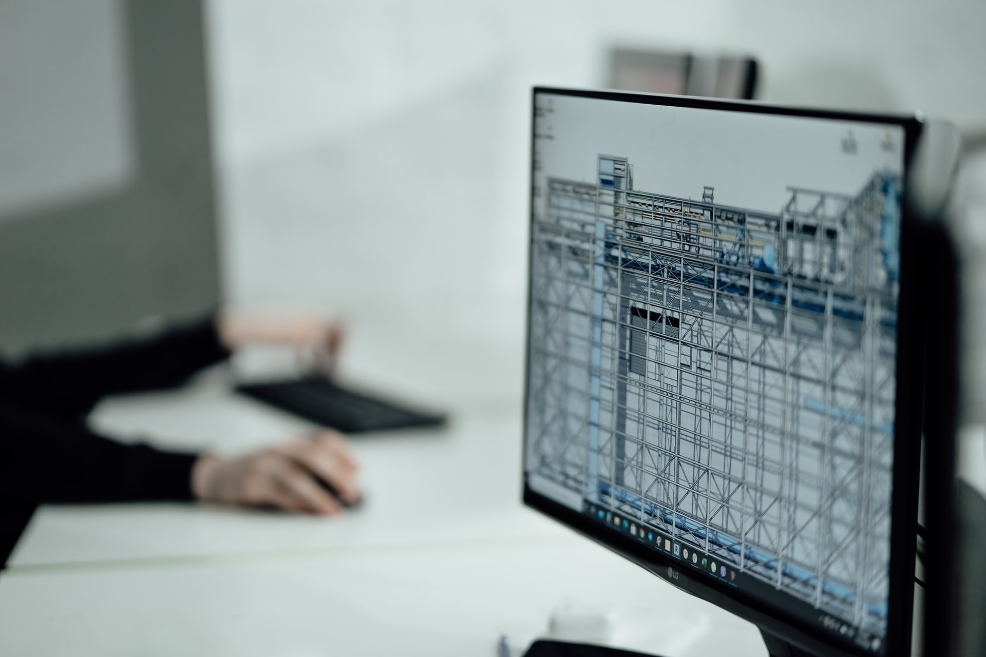 Ecran d'ordinateur sur lequel est affiché le plan 3D d'un bâtiment