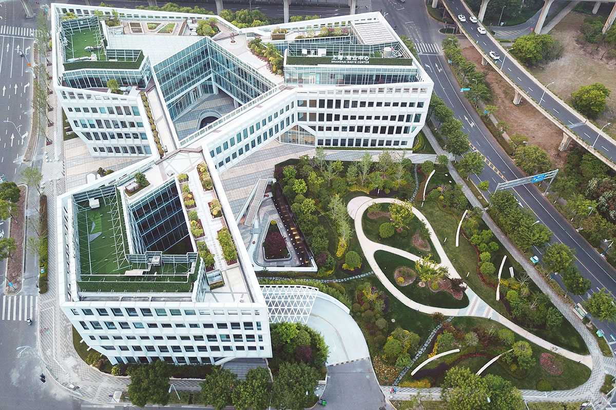 Vue en plongée d'un bâtiment tertiaire à côté d'un espace vert