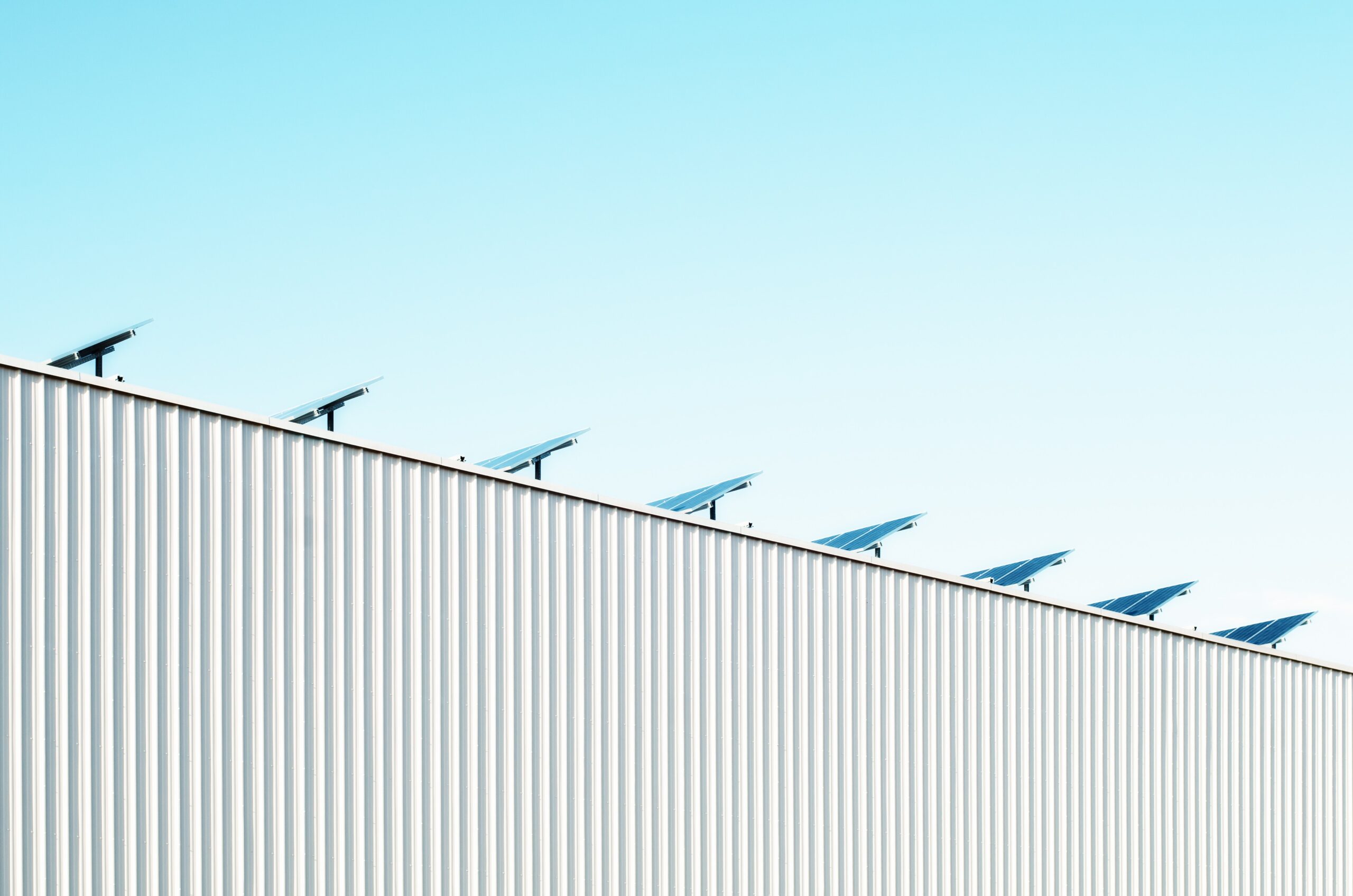 Panneaux photovoltaïques sur le toit d'un bâtiment