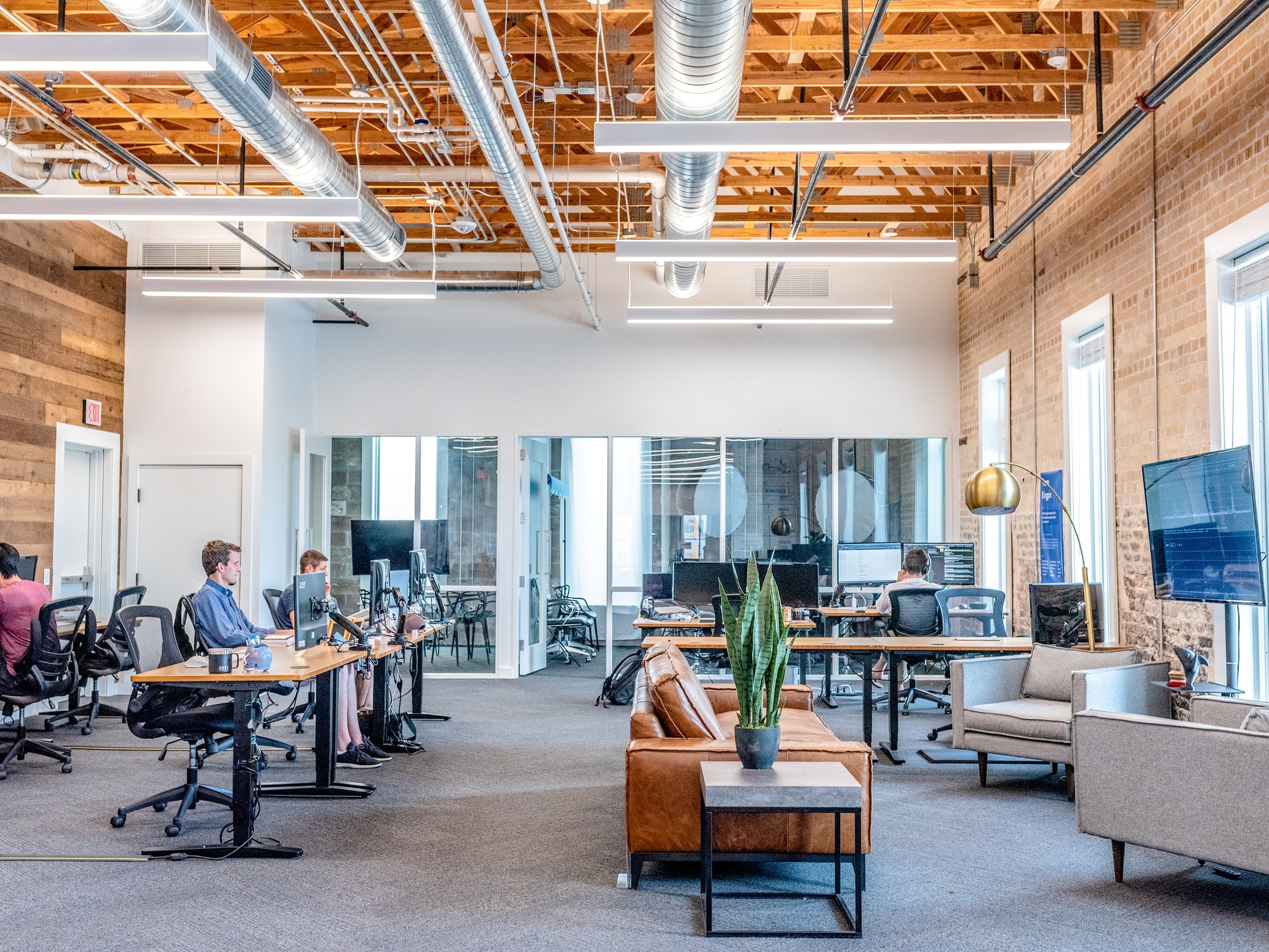 Vue d'intérieur d'un bureau ouvert dans lequel travaillent des personnes