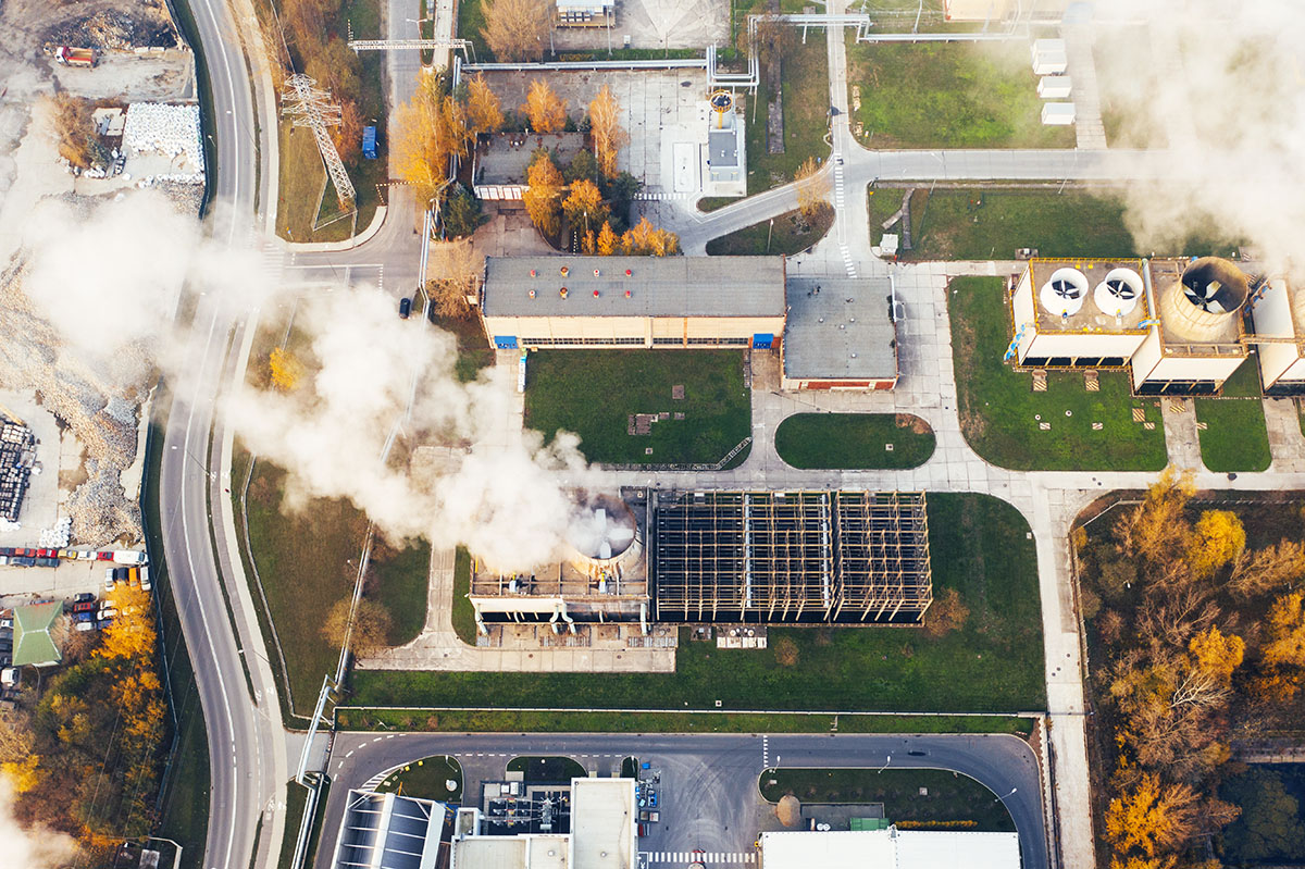Vue aérienne d'un site industriel d'où s'échappe de la fumée