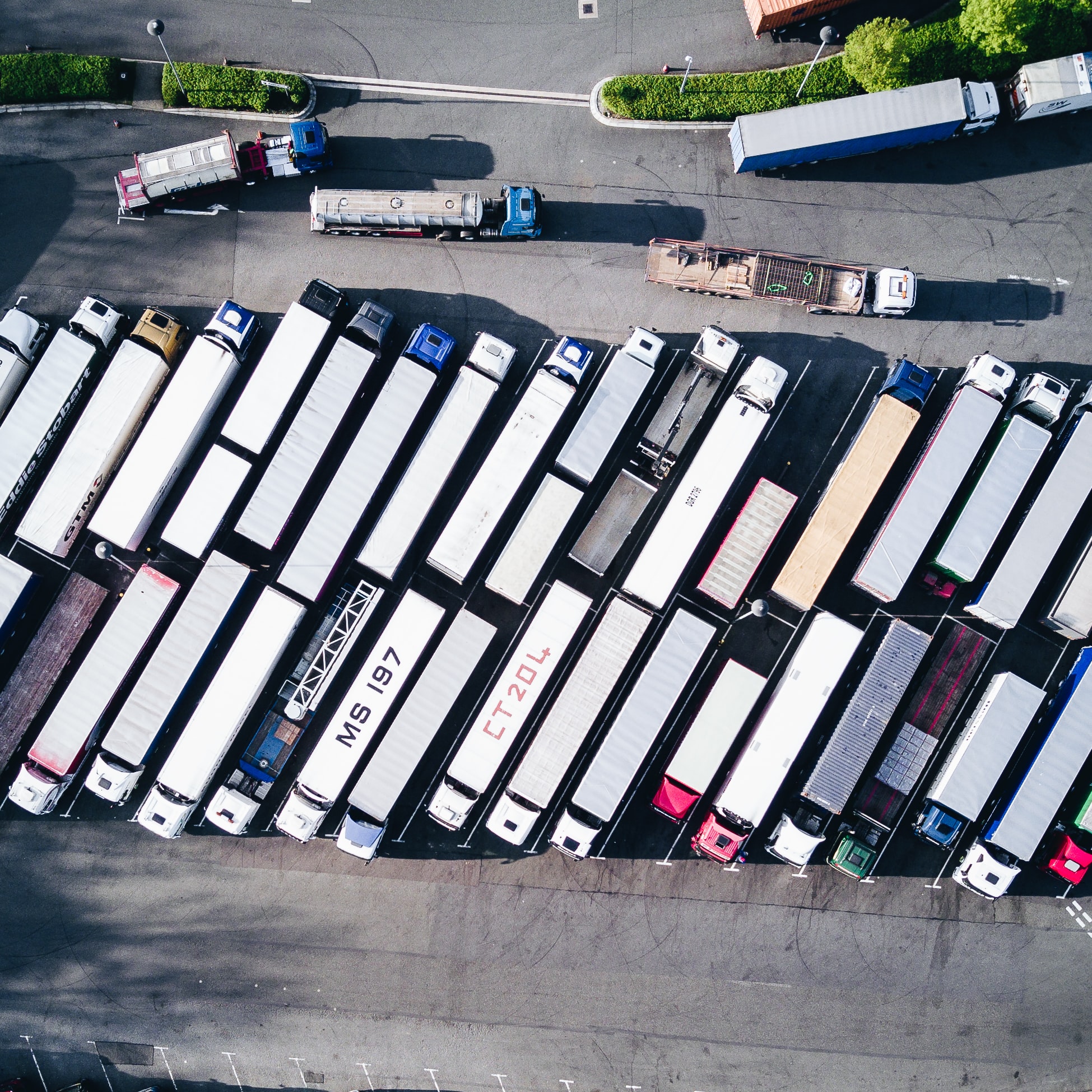 Vue en plongée de camions de transport garés en épi