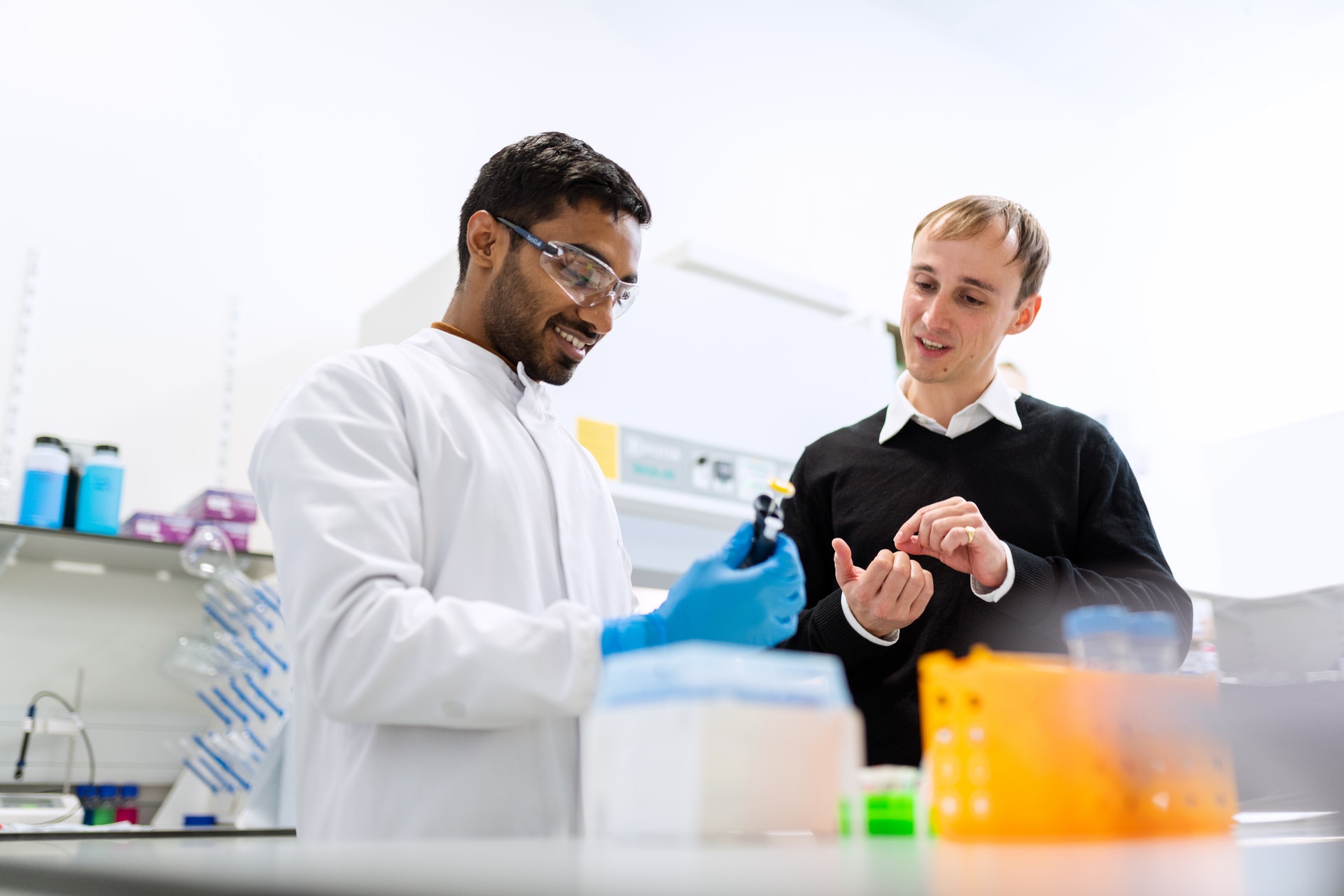 eux hommes discutent dans un laboratoire