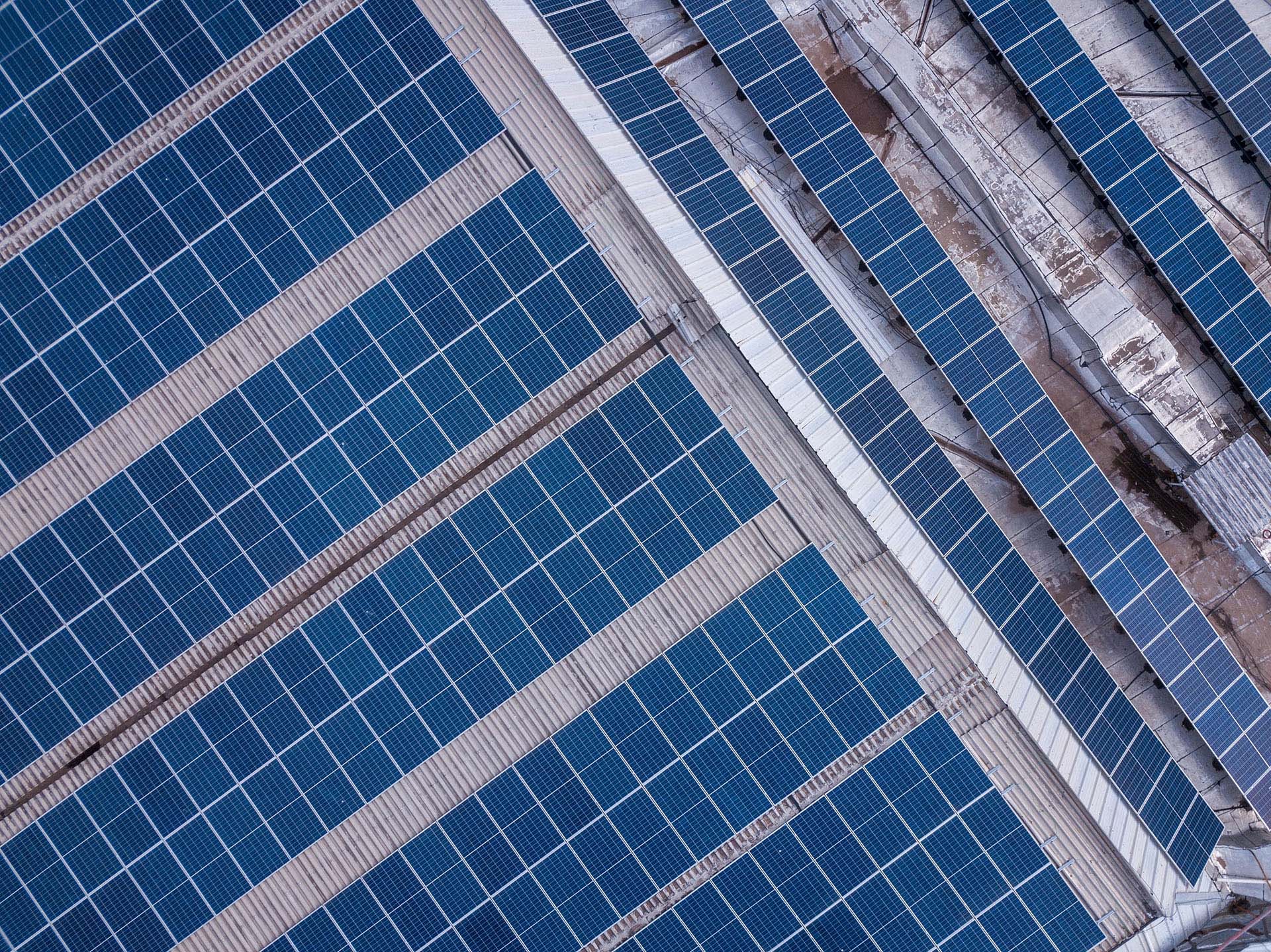Vue aérienne de panneaux solaires sur le toit d'une usine