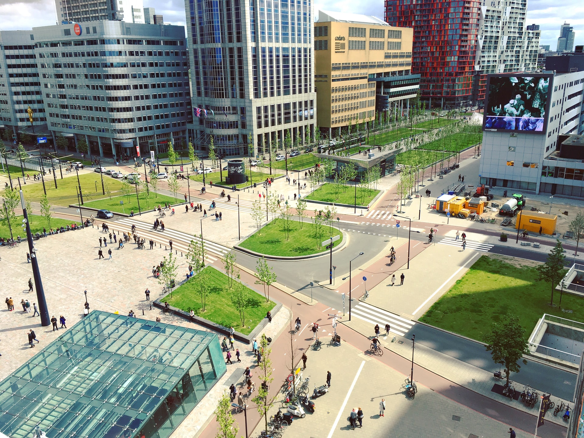 Vue d'un quartier de bureaux traversé d'espaces verts