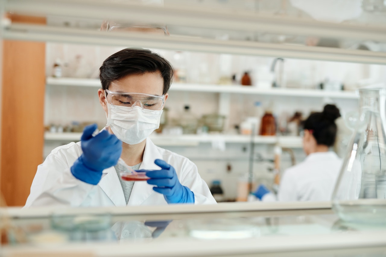 Un homme asiatique dans un laboratoire utilise une pipette