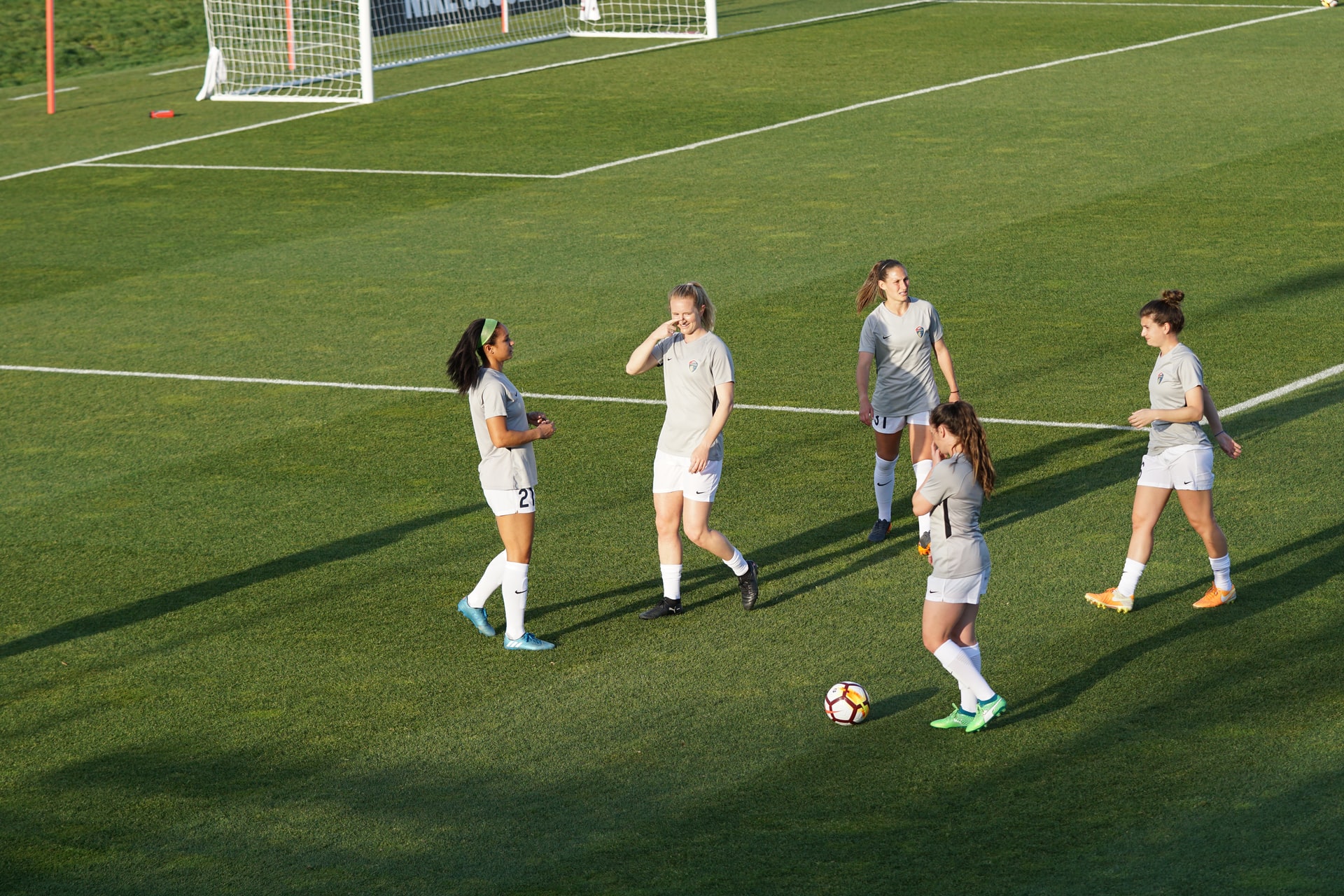 Jeunes femmes sur un terrain de football à l'entraîmement