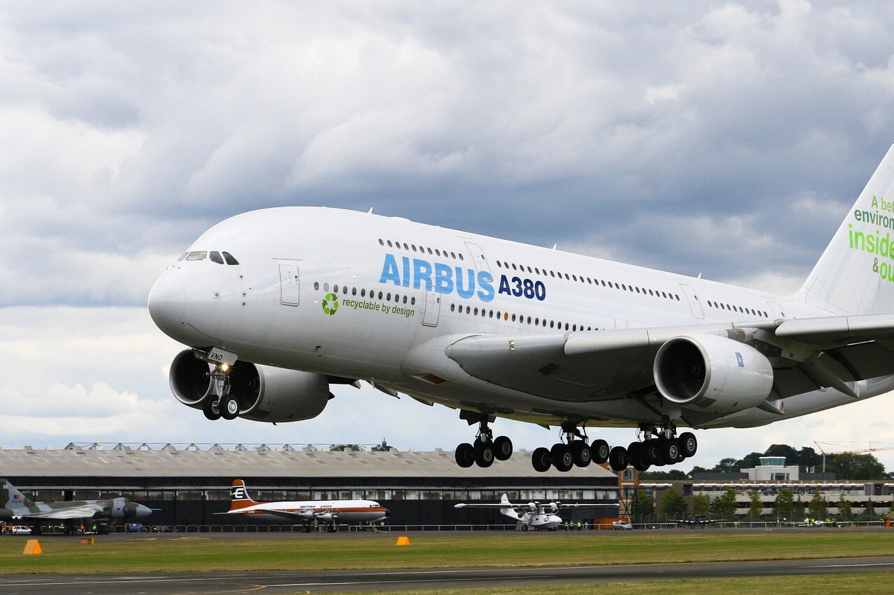 Avion Airbus A380 aterrissant