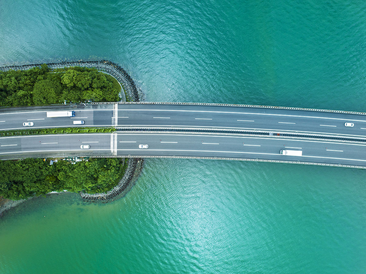 Vue aérienne d'une route à quatre voie sur un pont au-dessus d'une étendue d'eau