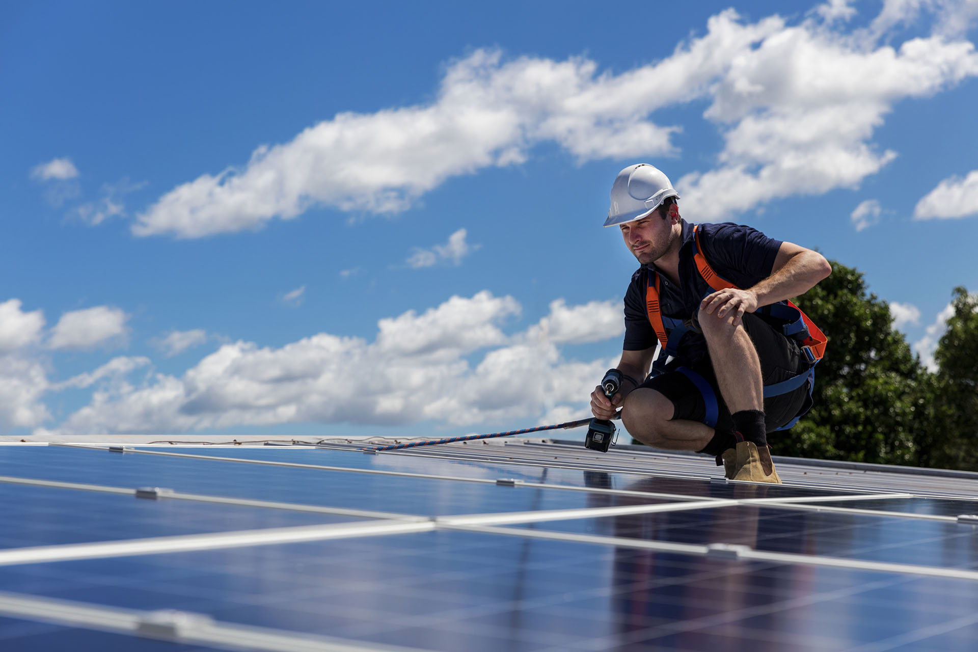 Un technicien installe des panneaux solaires