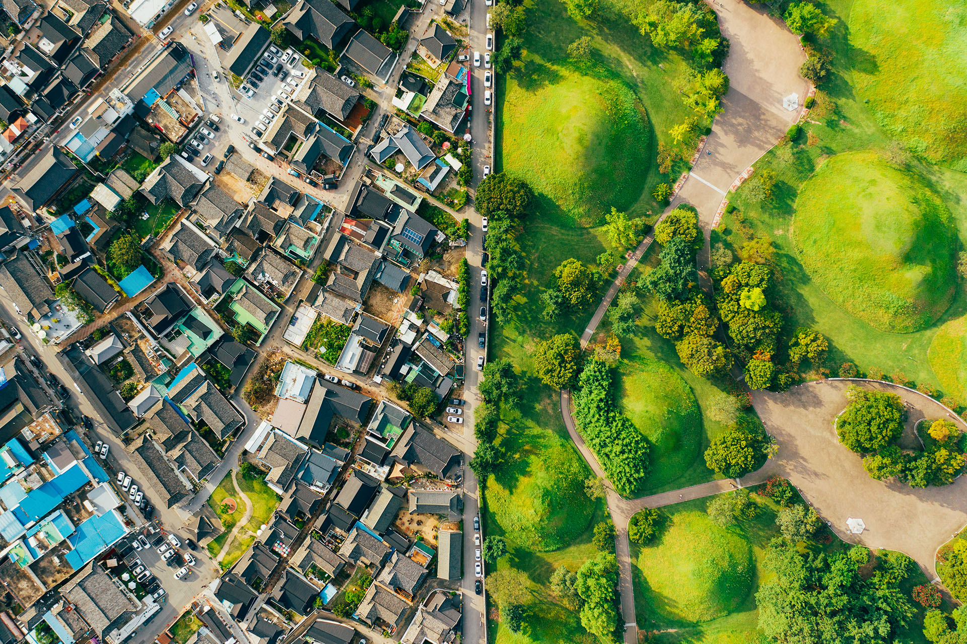 Vue aérienne d'une ville et d'un parc