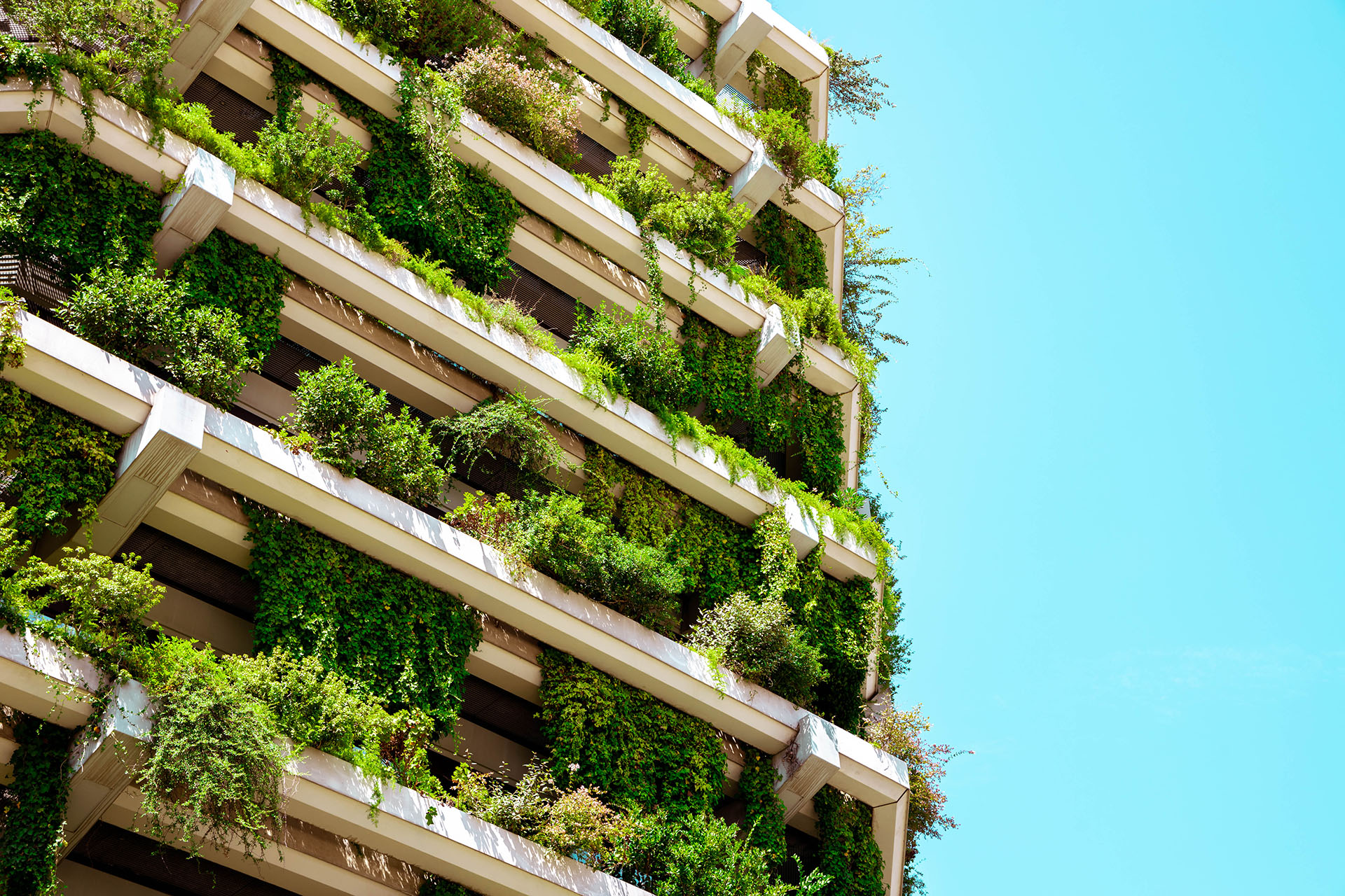 Immeuble d'habitation avec des balcons végétalisés