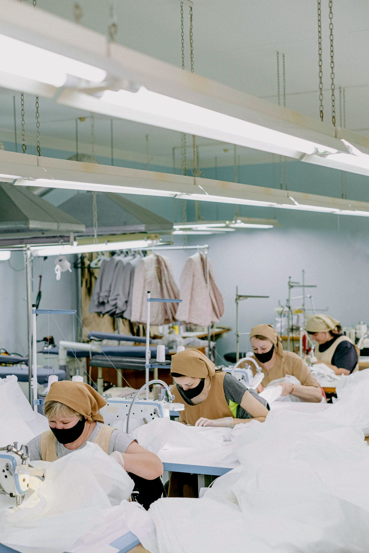 Dans un atelier, des femmes cousent sur leurs machines