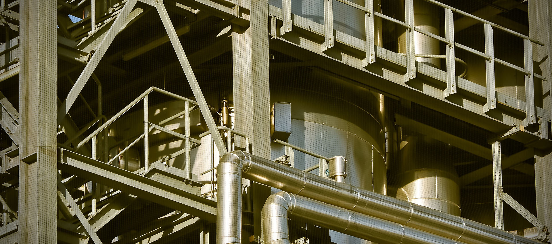 Vue de l'extérieur d'une usine composée de tuyaux métalliques