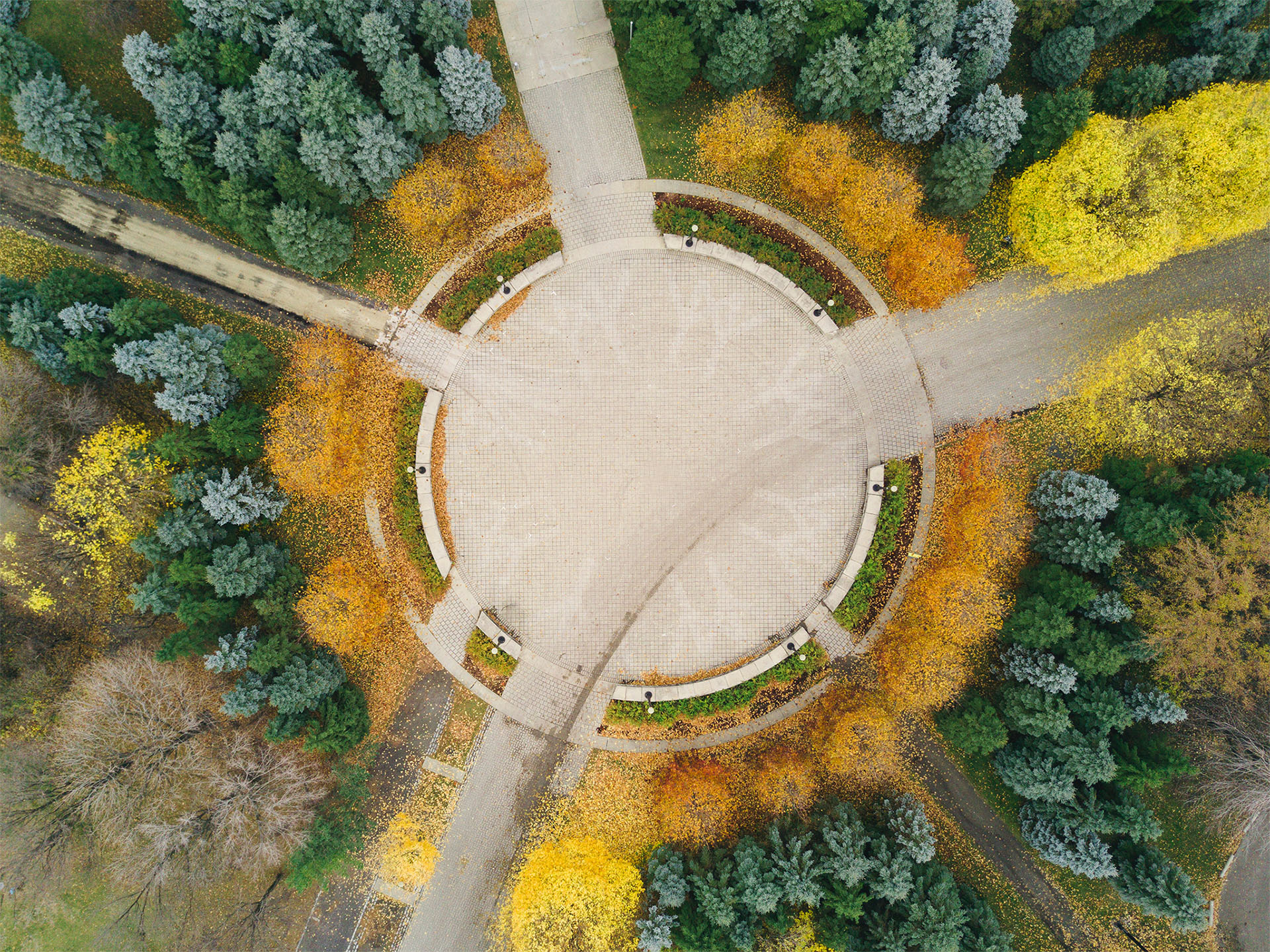Vue en plongée d'une place circulaire entourée d'arbres