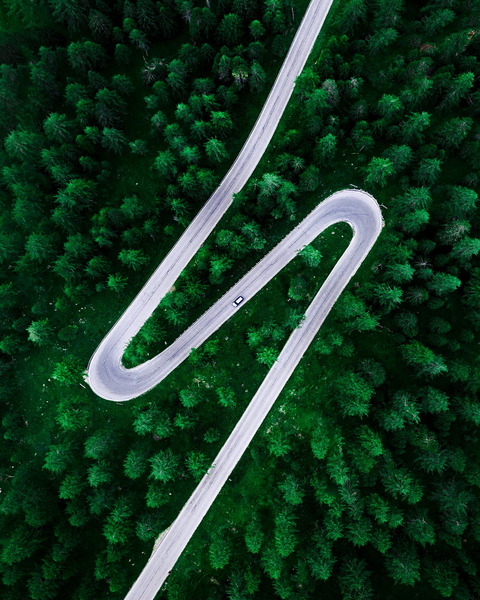 Vue aérienne d'une route au milieu d'une forêt
