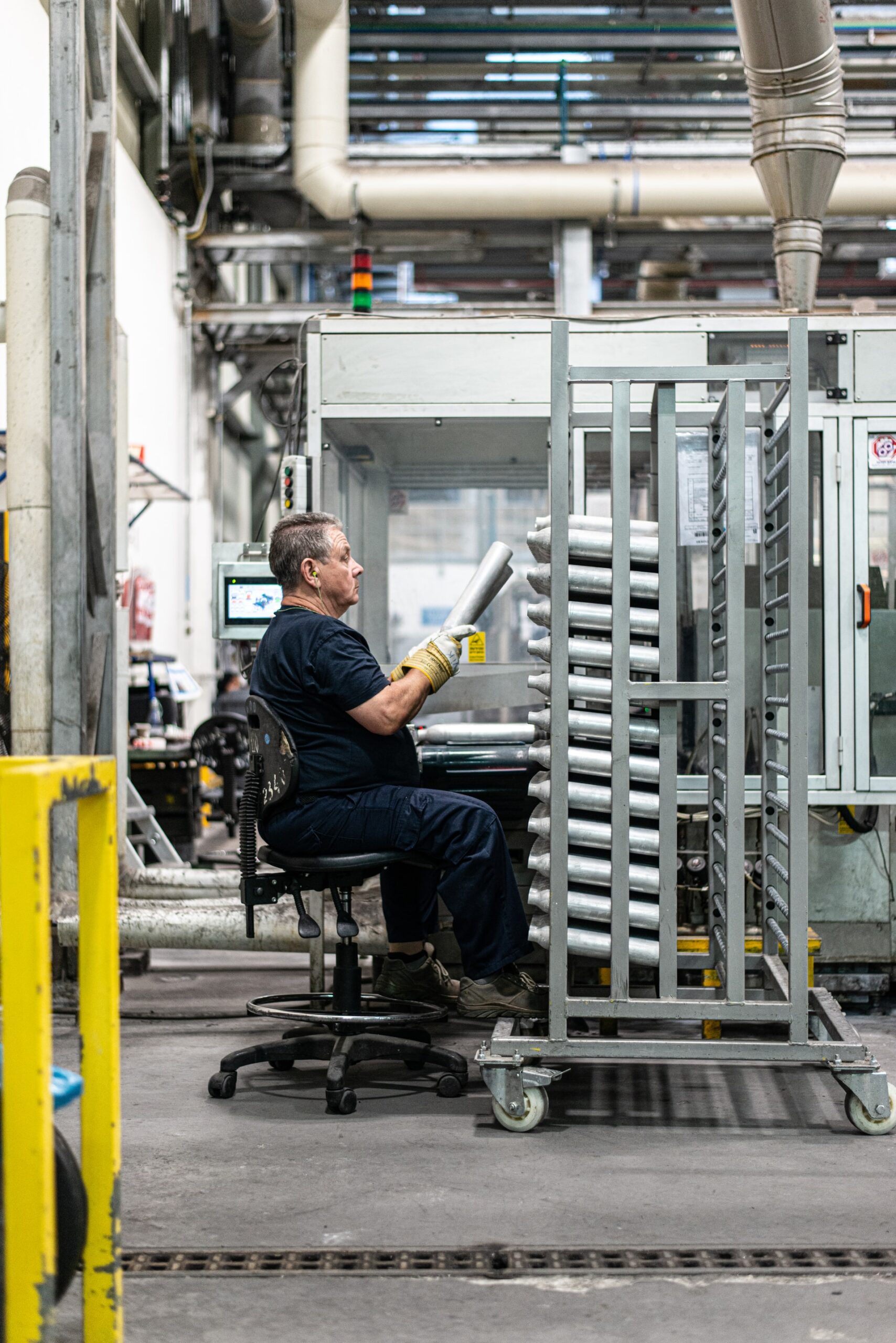 Homme blanc travaillant dans une usine