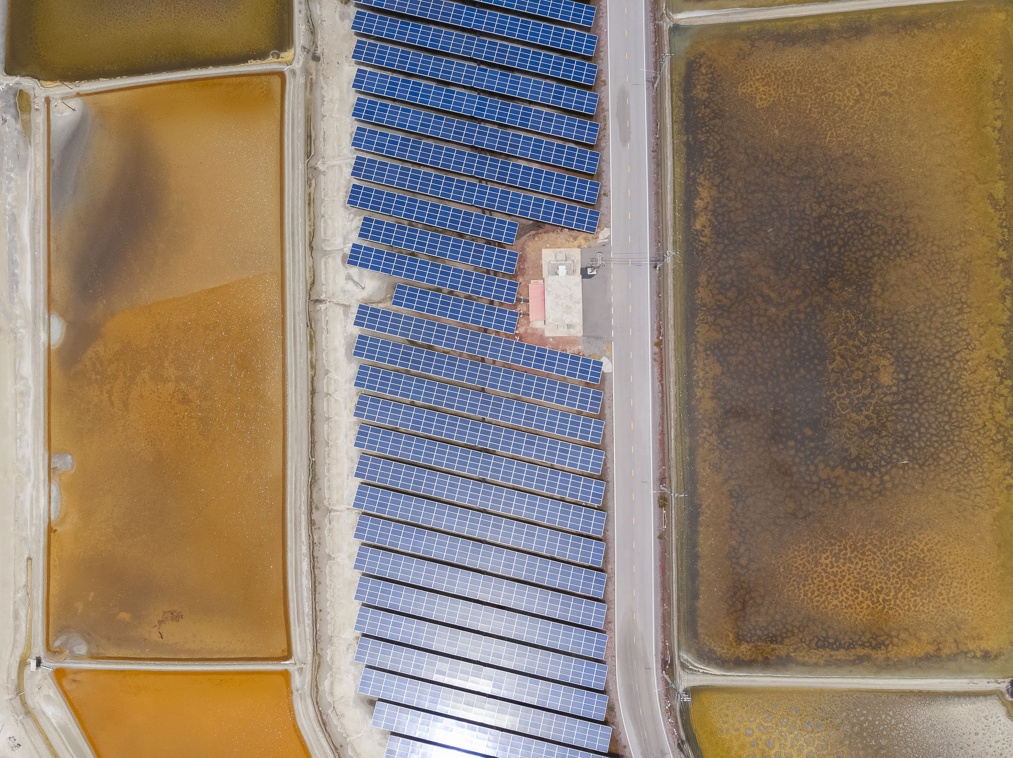 Vue aérienne de panneaux photovoltaïques à côté de marais salants