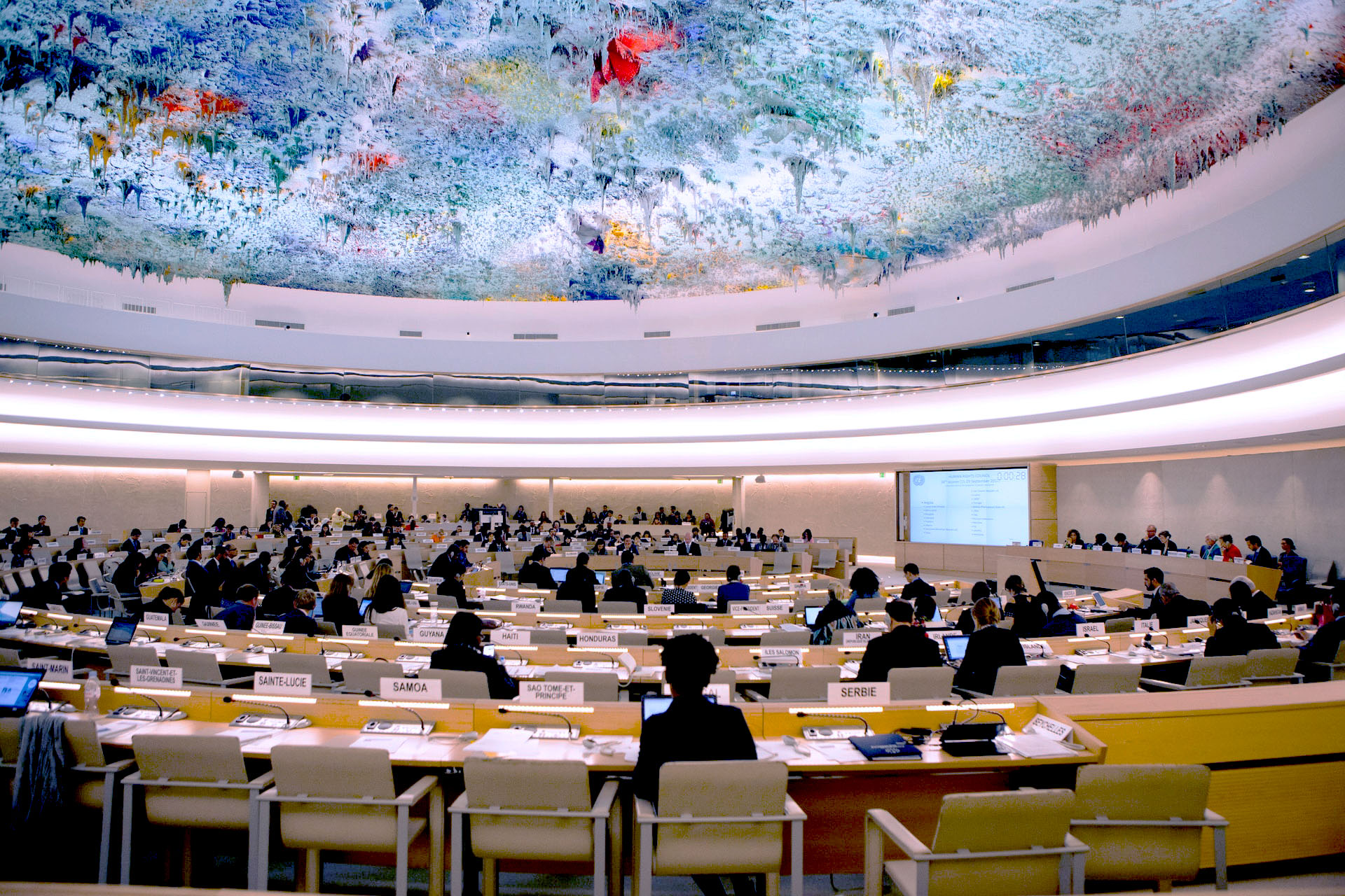 Personnes dans un hémicycle aux Nations Unies