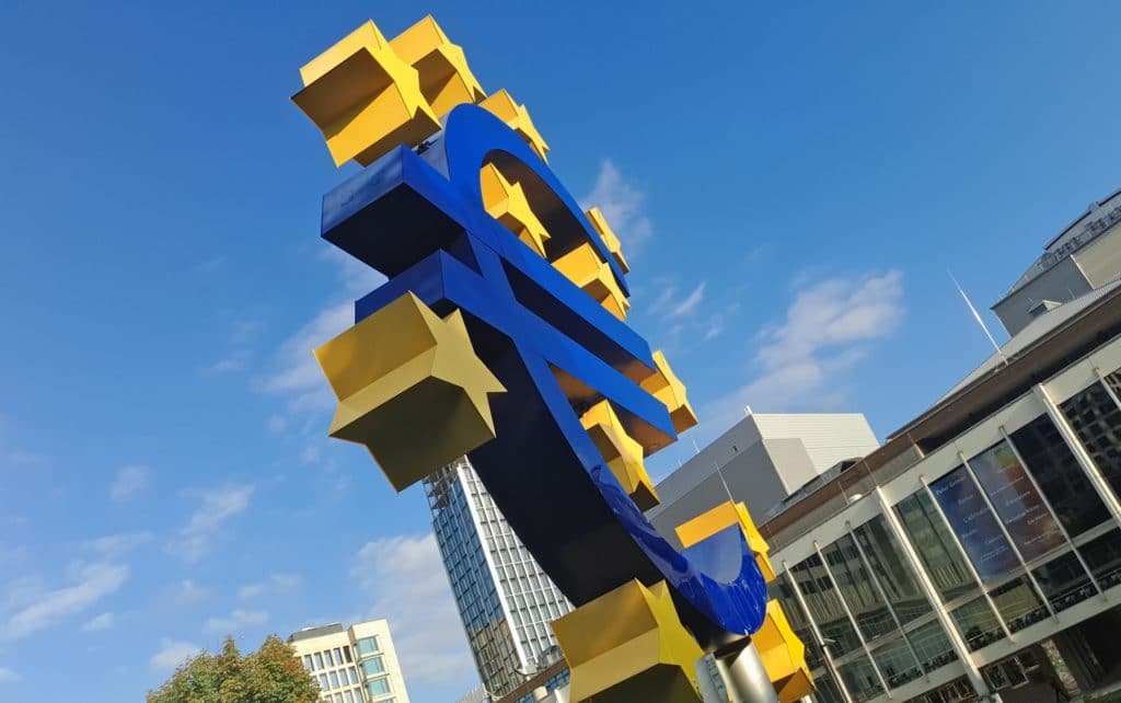 Signe euros sur les étoiles du drapeau européen