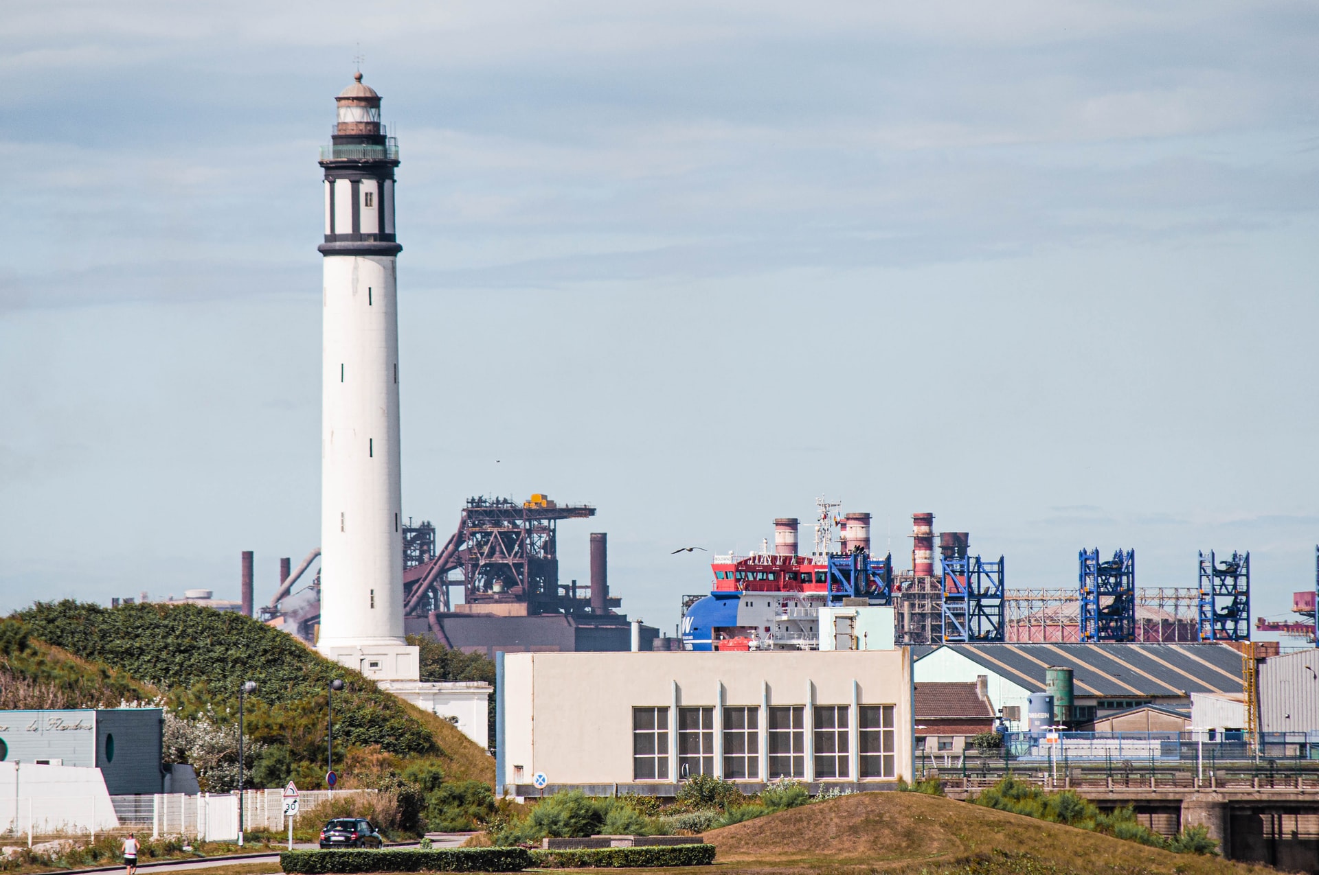 Phare et usines dans la zone portuaire de Dunkerque