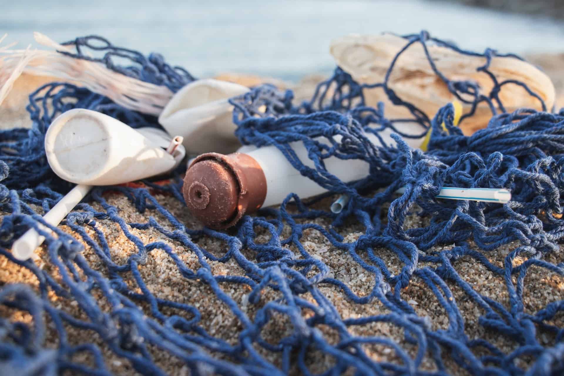 Photo de déchets plastiques dans un filet de pêche bleu