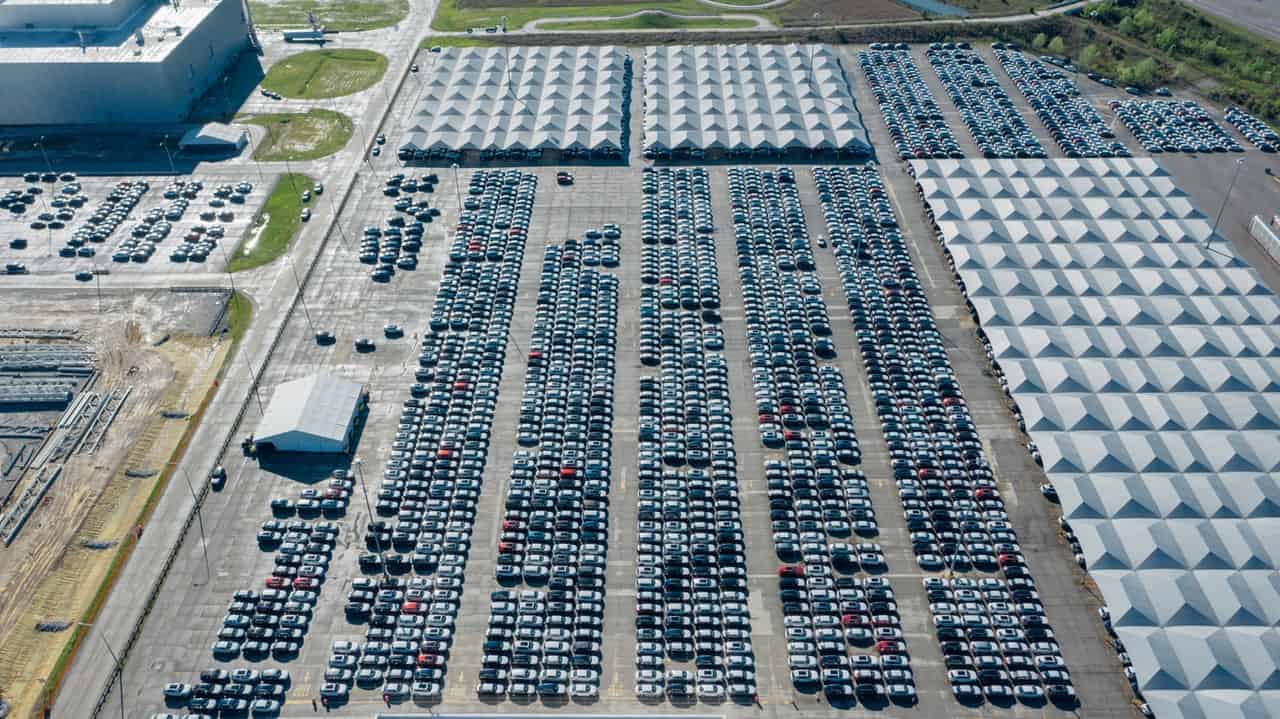 Vue aérienne du parking d'un constructeur automobile