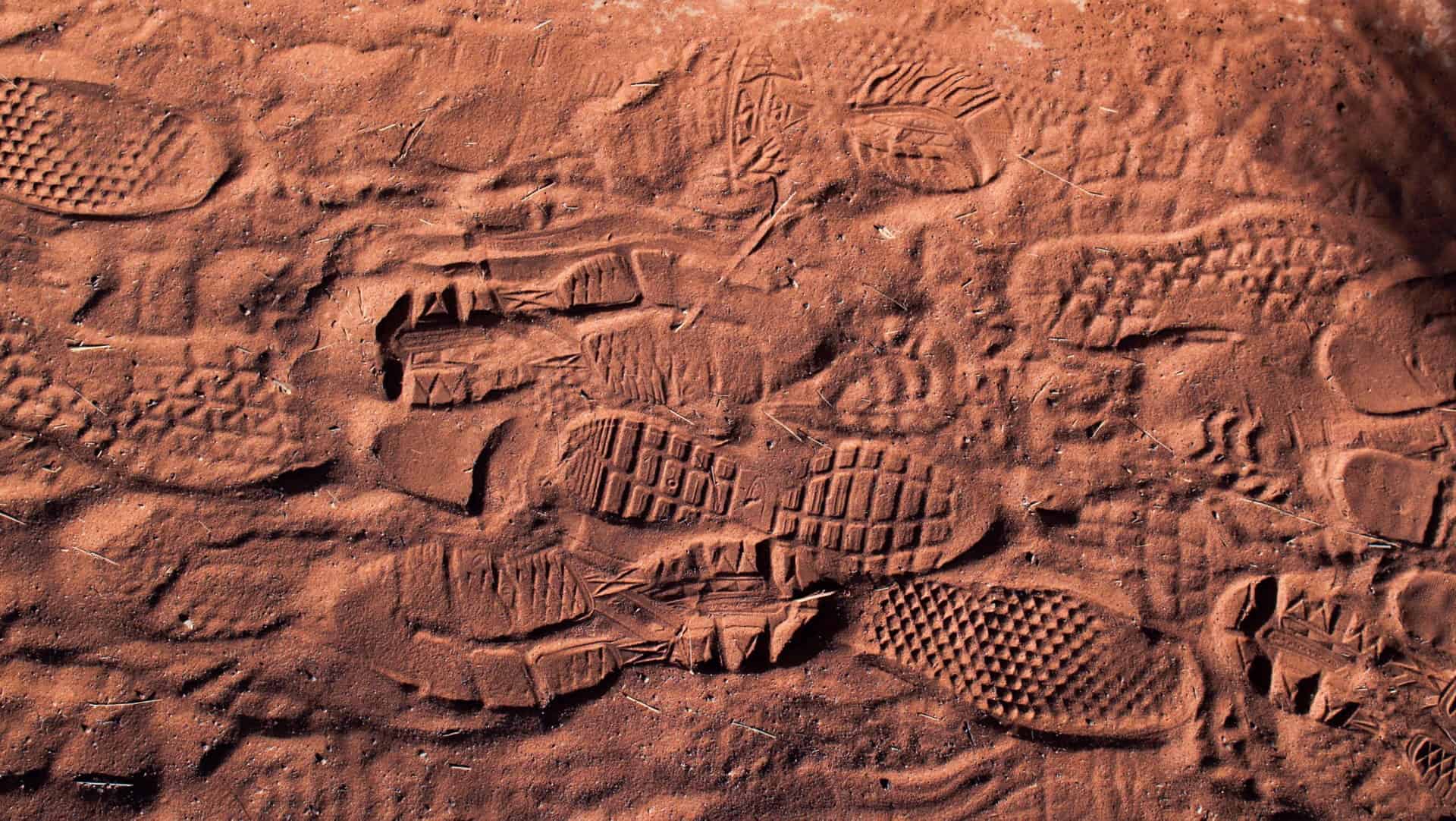 Empreintes de chaussures dans le sable