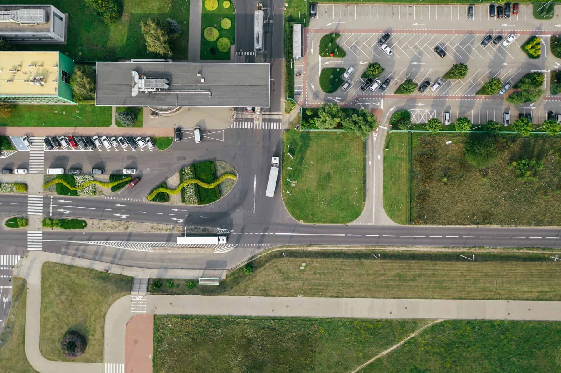Vue aérienne d'immeubles de bureaux à côté d'un parking