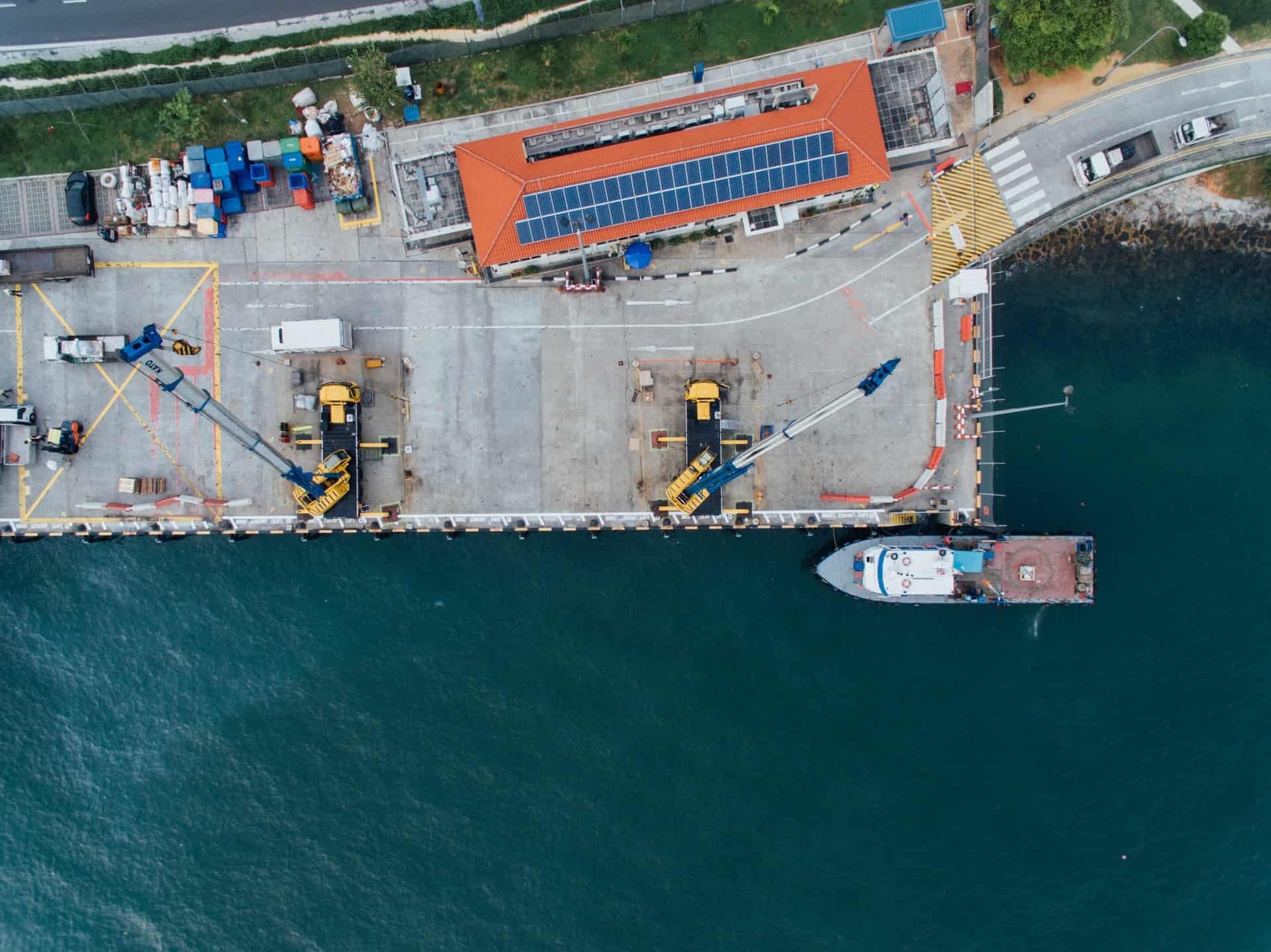 Vue en plongée d'un qui et d'un bâtiment sur lequel sont installés des panneaux solaires