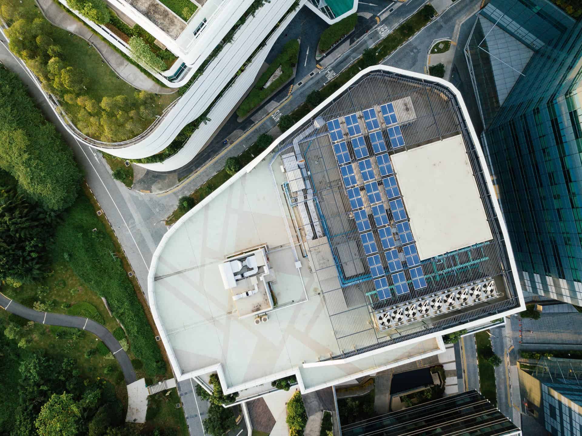 Vue aérienne du toit d'un immeuble sur lequel se trouvent des panneaux photovoltaïques