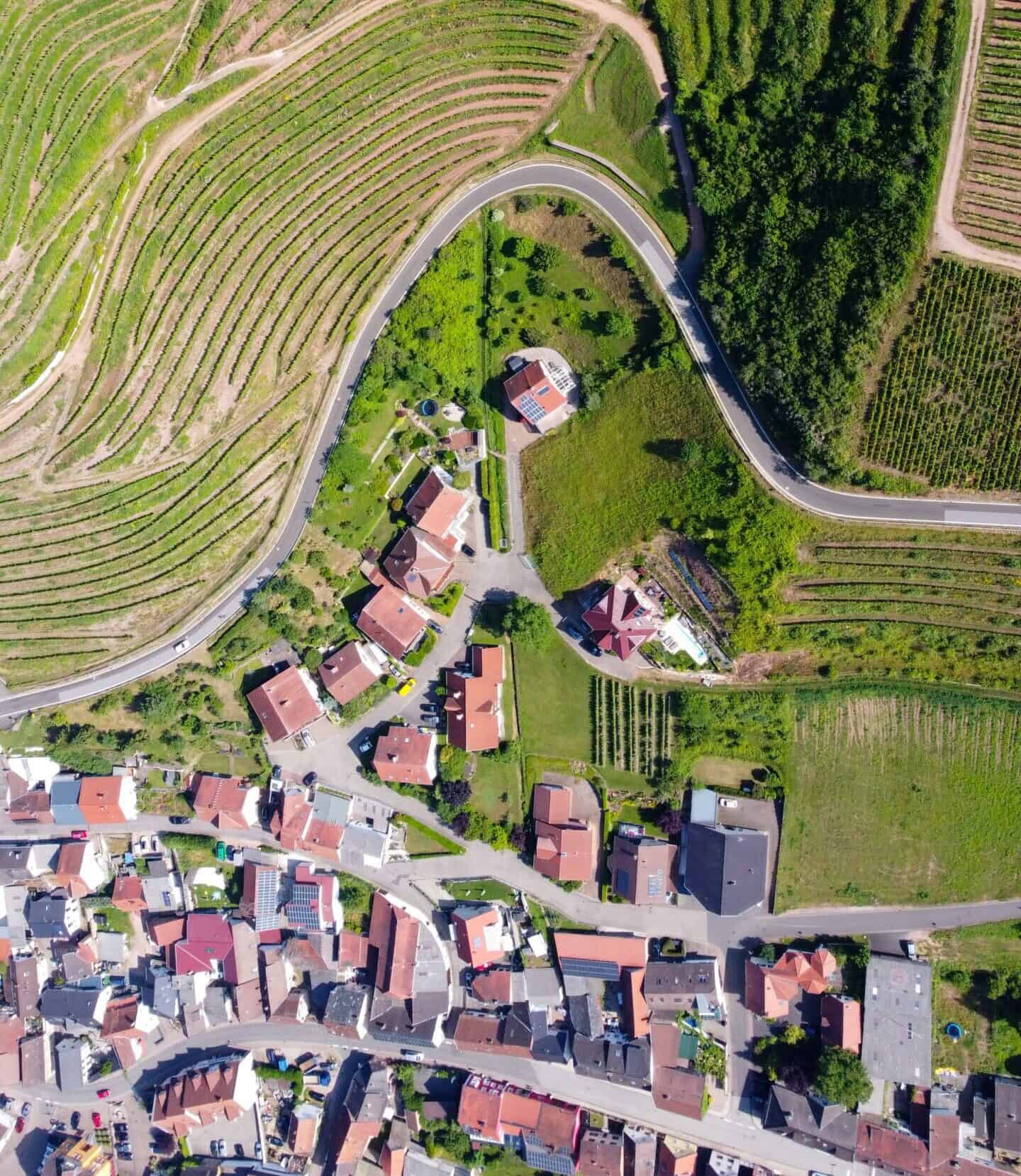 Vue aérienne de champs à côté de maisons