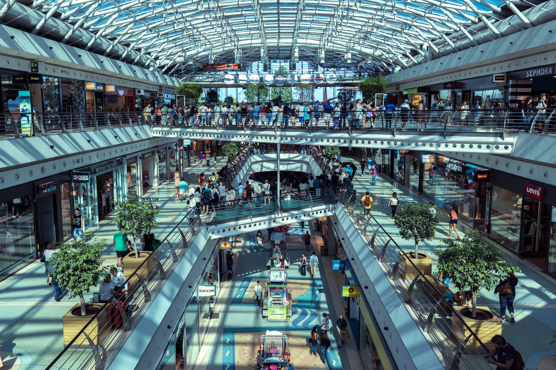 Allées d'un centre commercial en journée