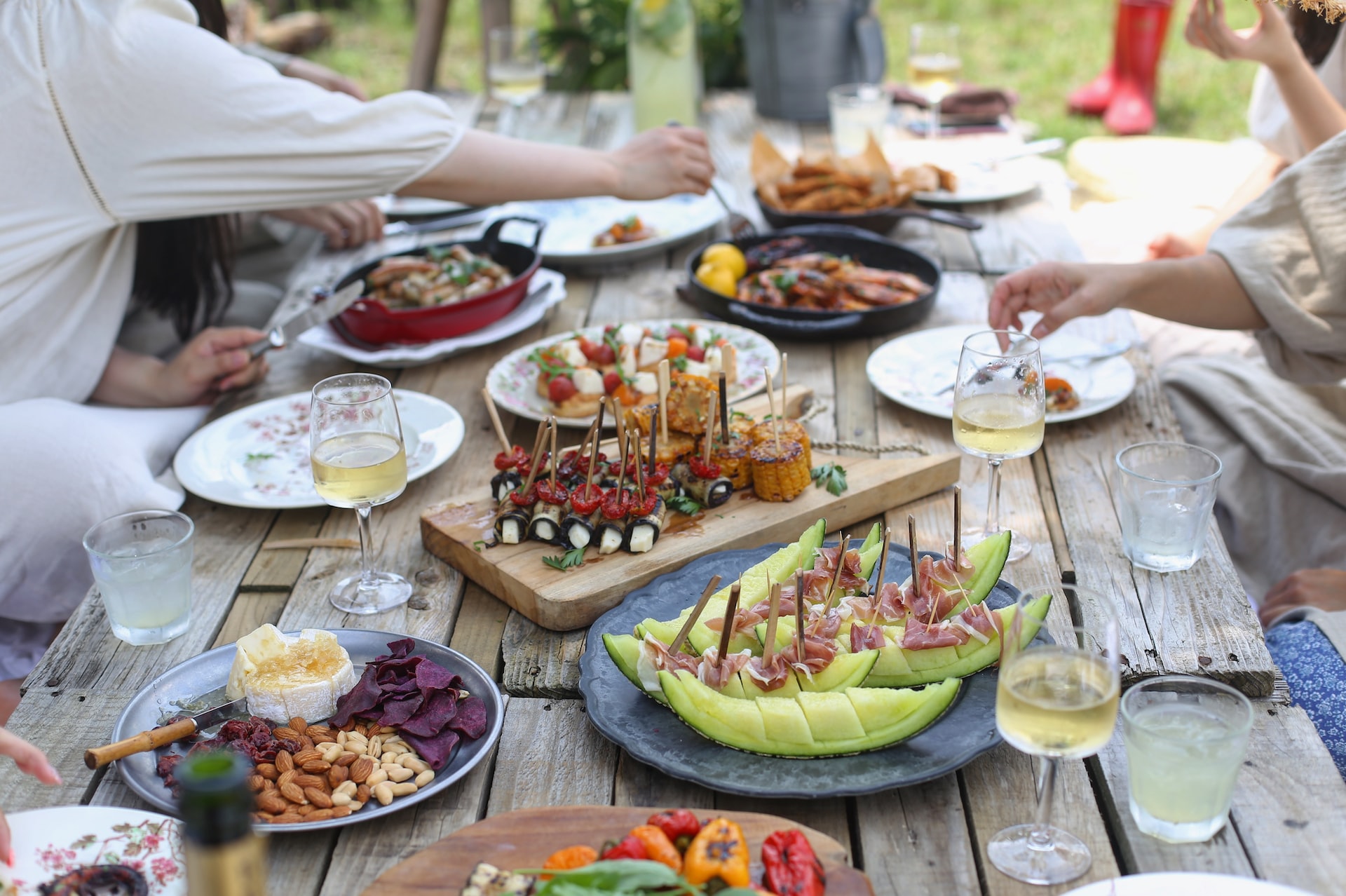 Personnes autour d'une table garnie de nourriture