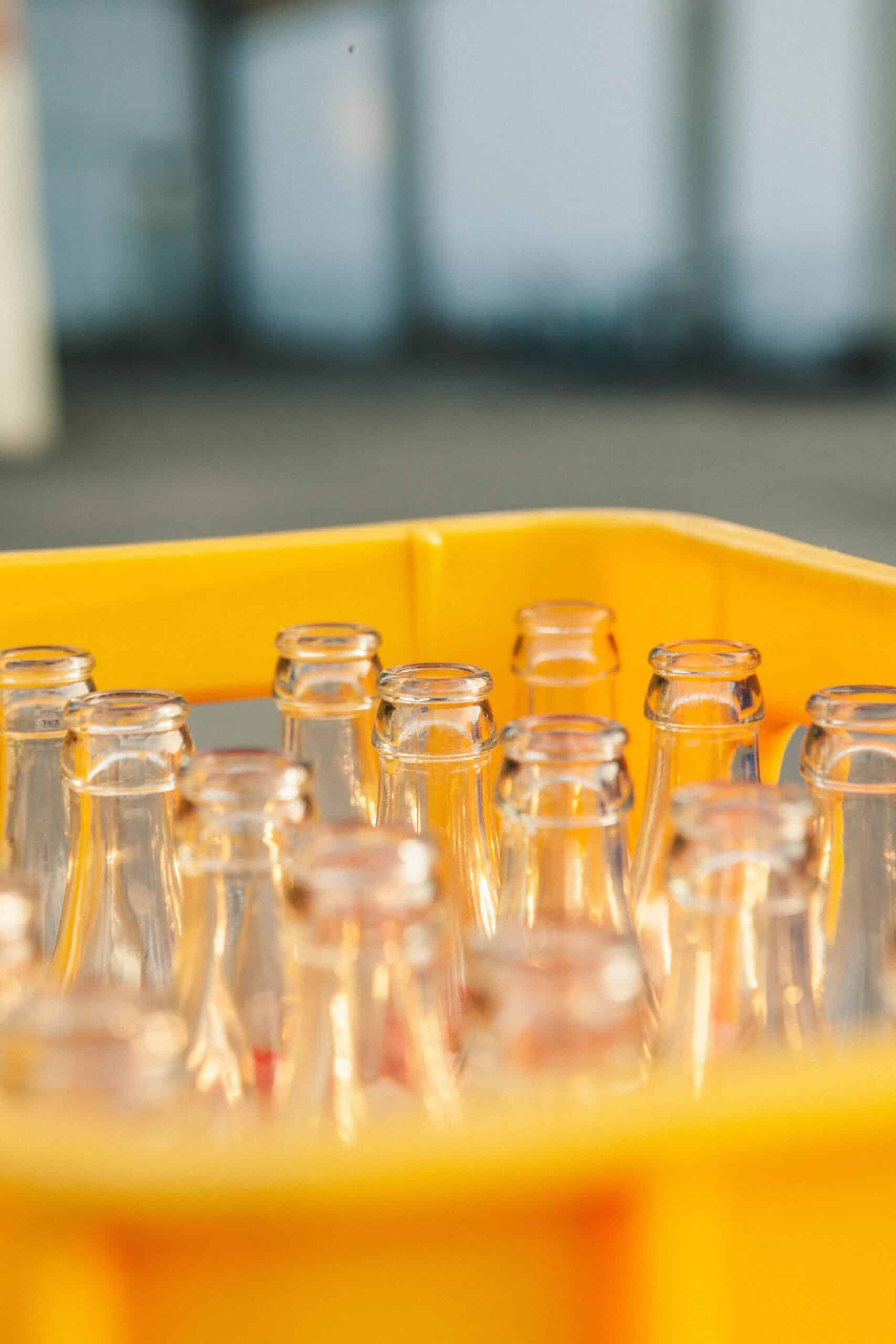 Gros plan sur une cagette de bouteilles en verre